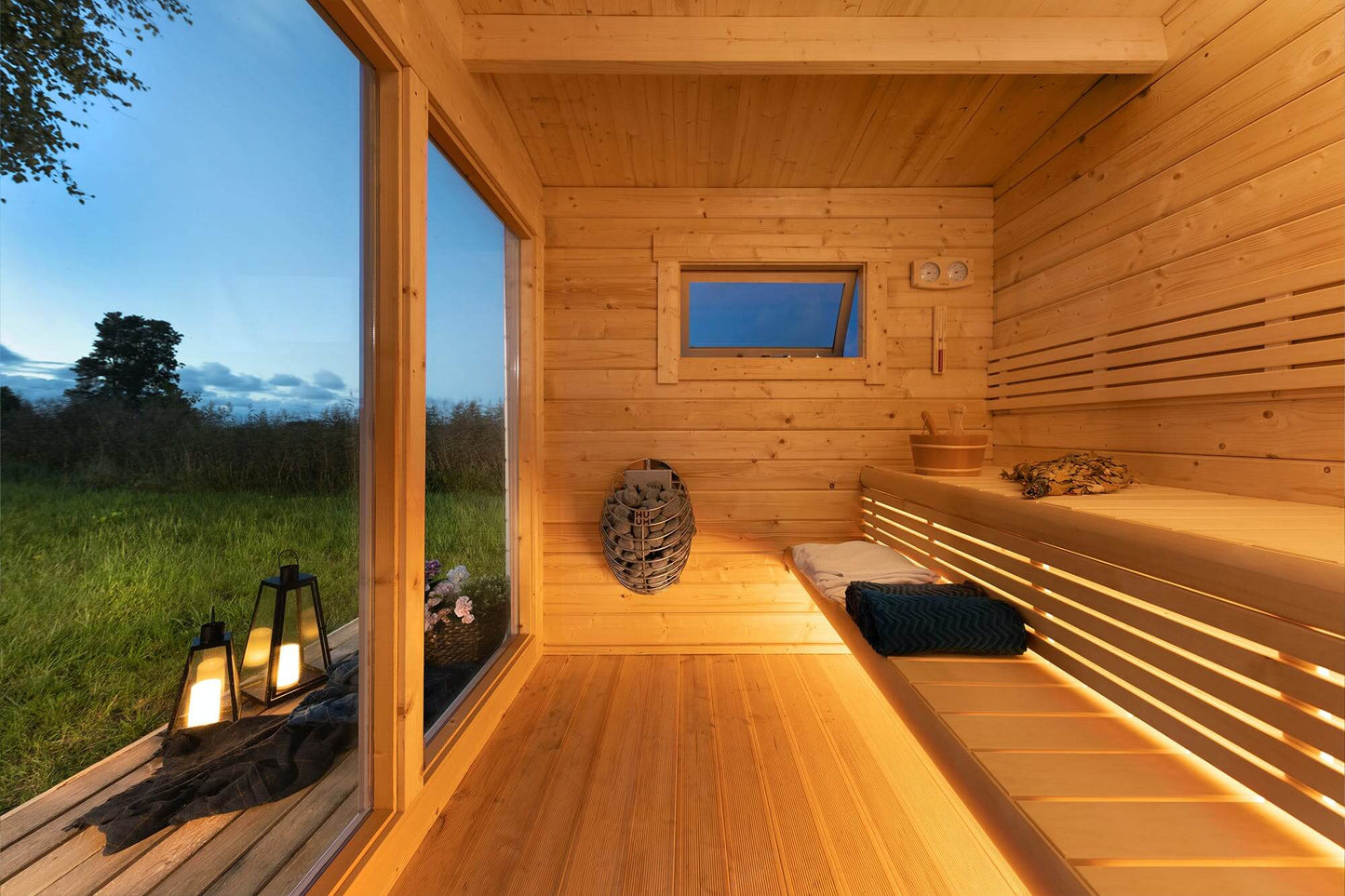 'Subtle, Serene, and Refreshing,' perfectly encapsulates the essence of the SAUNA EVOLUTION Cabin Sauna Eco Oasis 3. This delightful and fully-equipped sauna cabin measures 4 square meters, offering a cozy haven that's both charming and practical. Adorned