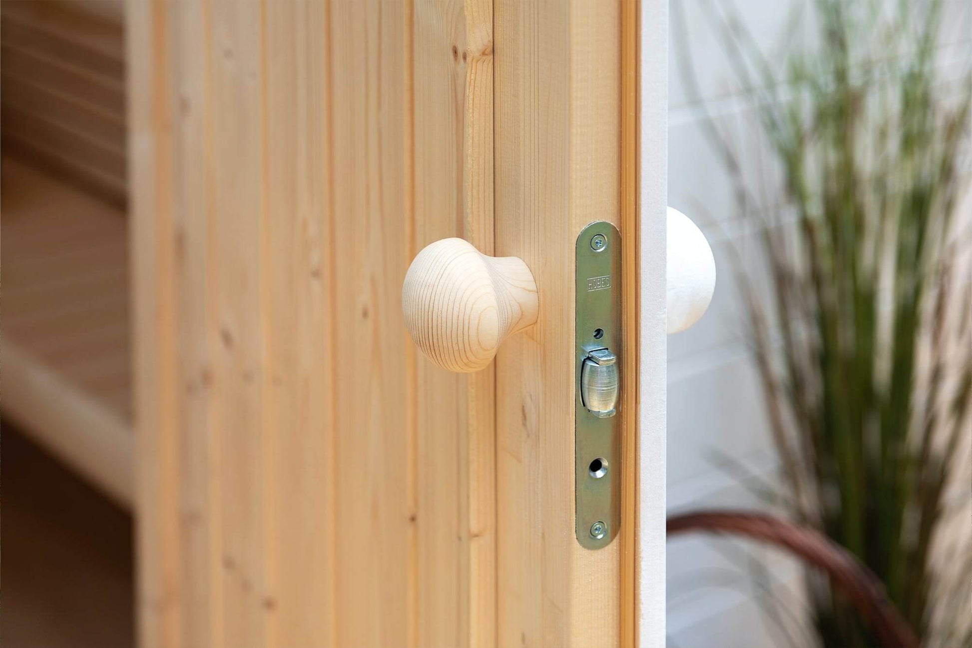 'Subtle, Serene, and Refreshing,' perfectly encapsulates the essence of the SAUNA EVOLUTION Cabin Sauna Eco Oasis 3. This delightful and fully-equipped sauna cabin measures 4 square meters, offering a cozy haven that's both charming and practical. Adorned