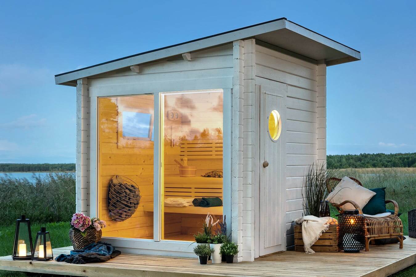 'Subtle, Serene, and Refreshing,' perfectly encapsulates the essence of the SAUNA EVOLUTION Cabin Sauna Eco Oasis 3. This delightful and fully-equipped sauna cabin measures 4 square meters, offering a cozy haven that's both charming and practical. Adorned
