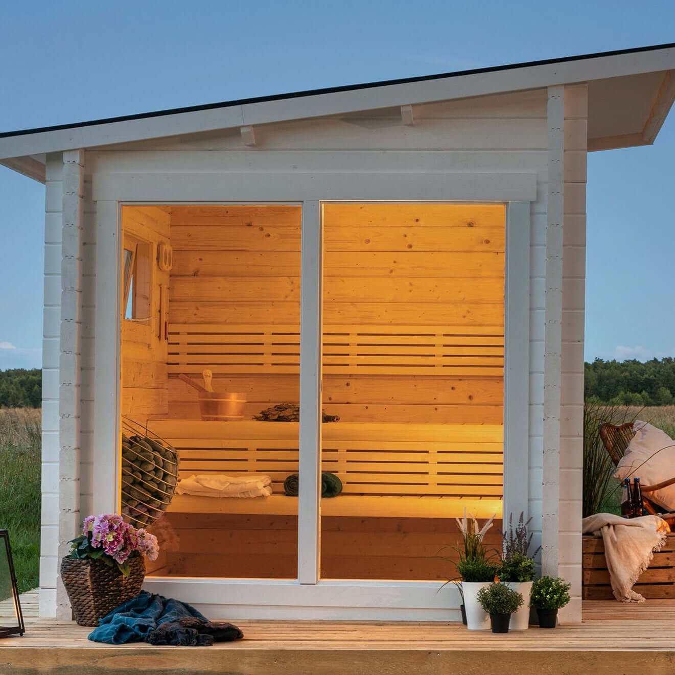 'Subtle, Serene, and Refreshing,' perfectly encapsulates the essence of the SAUNA EVOLUTION Cabin Sauna Eco Oasis 3. This delightful and fully-equipped sauna cabin measures 4 square meters, offering a cozy haven that's both charming and practical. Adorned