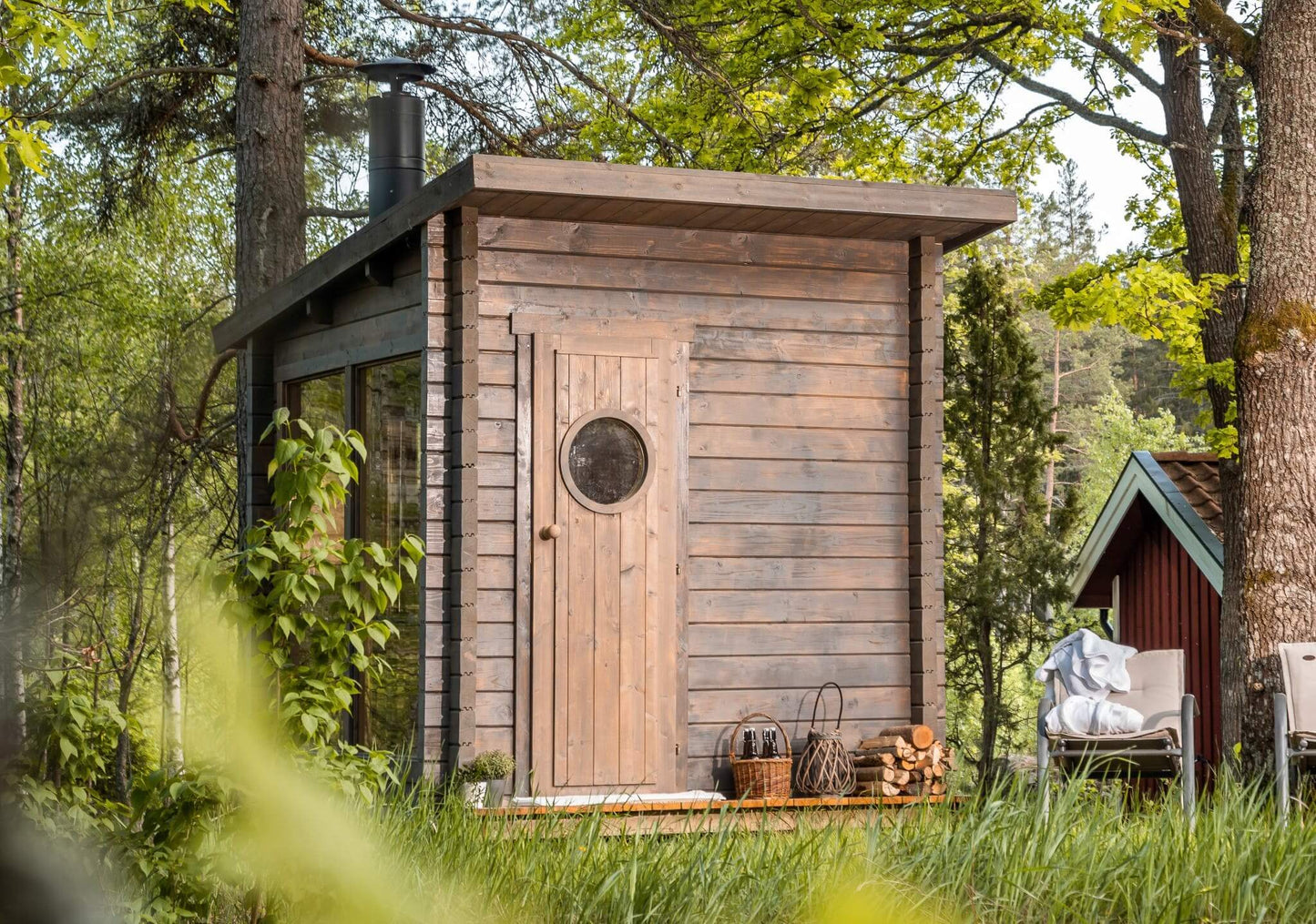'Subtle, Serene, and Refreshing,' perfectly encapsulates the essence of the SAUNA EVOLUTION Cabin Sauna Eco Oasis 3. This delightful and fully-equipped sauna cabin measures 4 square meters, offering a cozy haven that's both charming and practical. Adorned