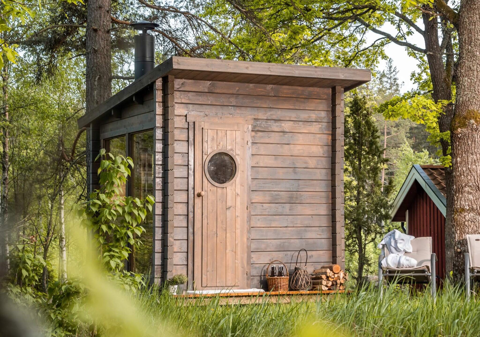 'Subtle, Serene, and Refreshing,' perfectly encapsulates the essence of the SAUNA EVOLUTION Cabin Sauna Eco Oasis 3. This delightful and fully-equipped sauna cabin measures 4 square meters, offering a cozy haven that's both charming and practical. Adorned