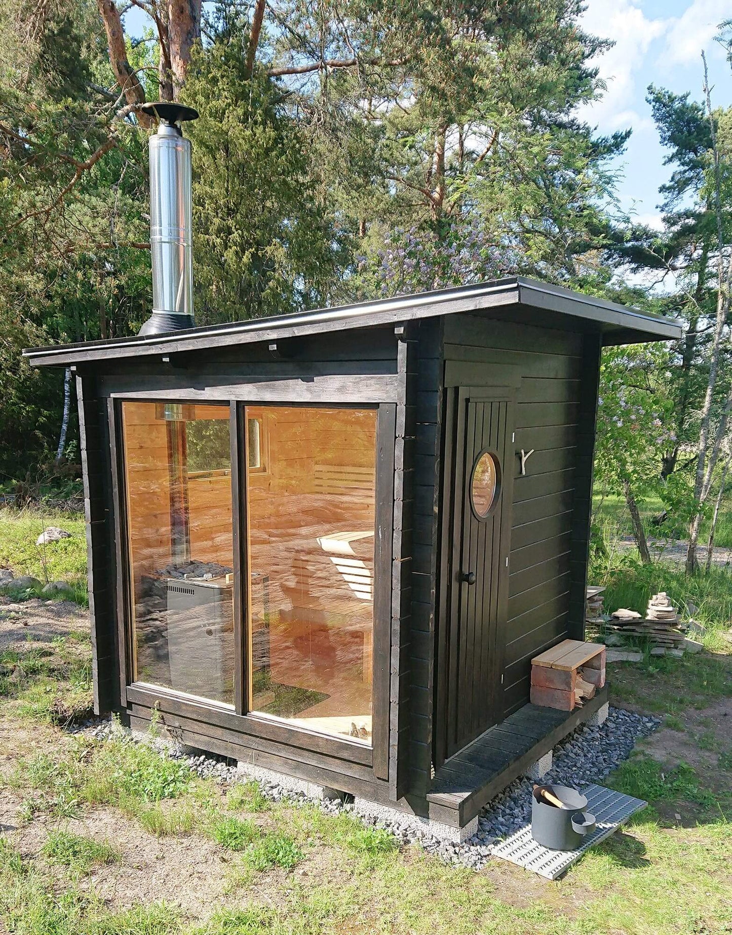 'Subtle, Serene, and Refreshing,' perfectly encapsulates the essence of the SAUNA EVOLUTION Cabin Sauna Eco Oasis 3. This delightful and fully-equipped sauna cabin measures 4 square meters, offering a cozy haven that's both charming and practical. Adorned