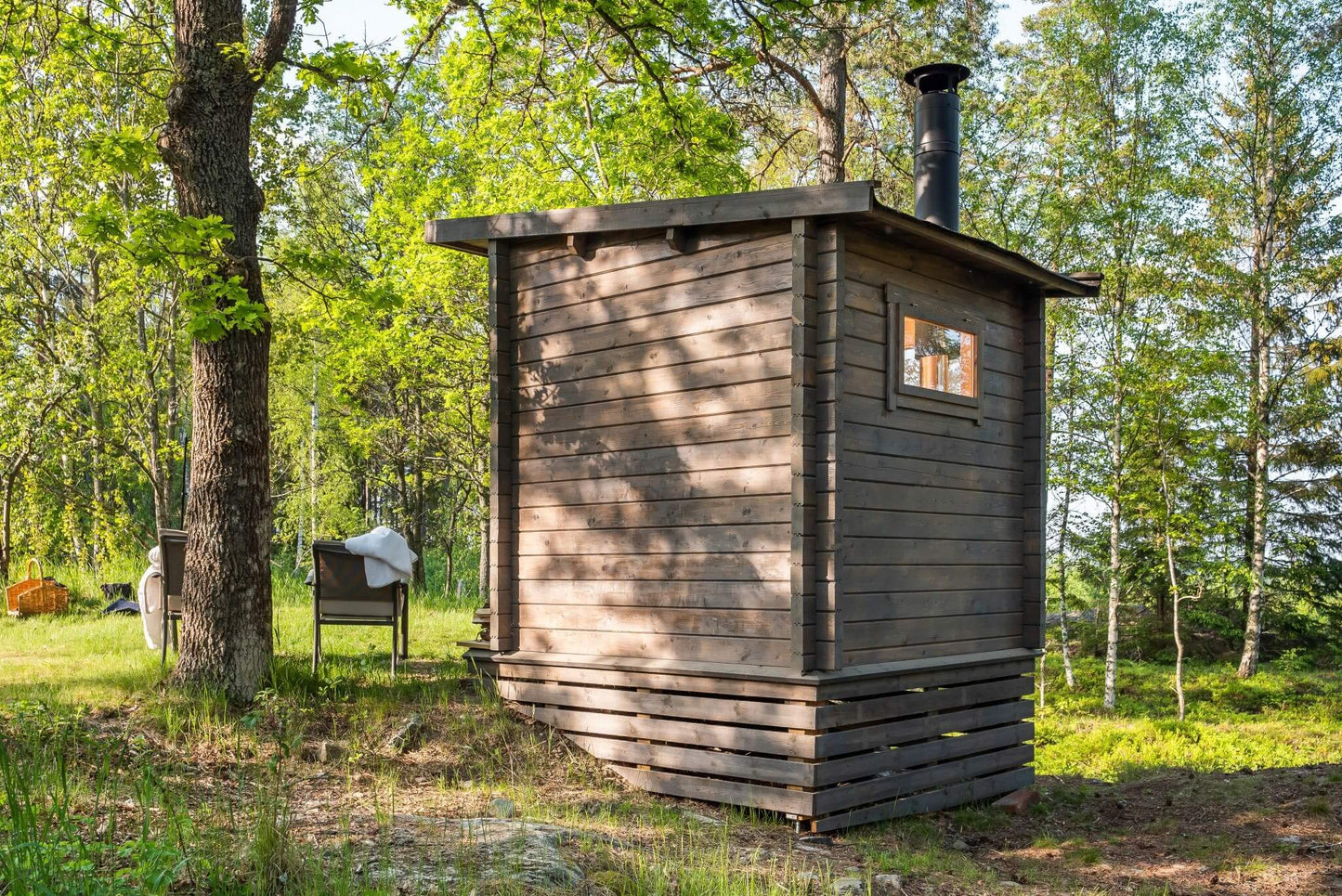 'Subtle, Serene, and Refreshing,' perfectly encapsulates the essence of the SAUNA EVOLUTION Cabin Sauna Eco Oasis 3. This delightful and fully-equipped sauna cabin measures 4 square meters, offering a cozy haven that's both charming and practical. Adorned