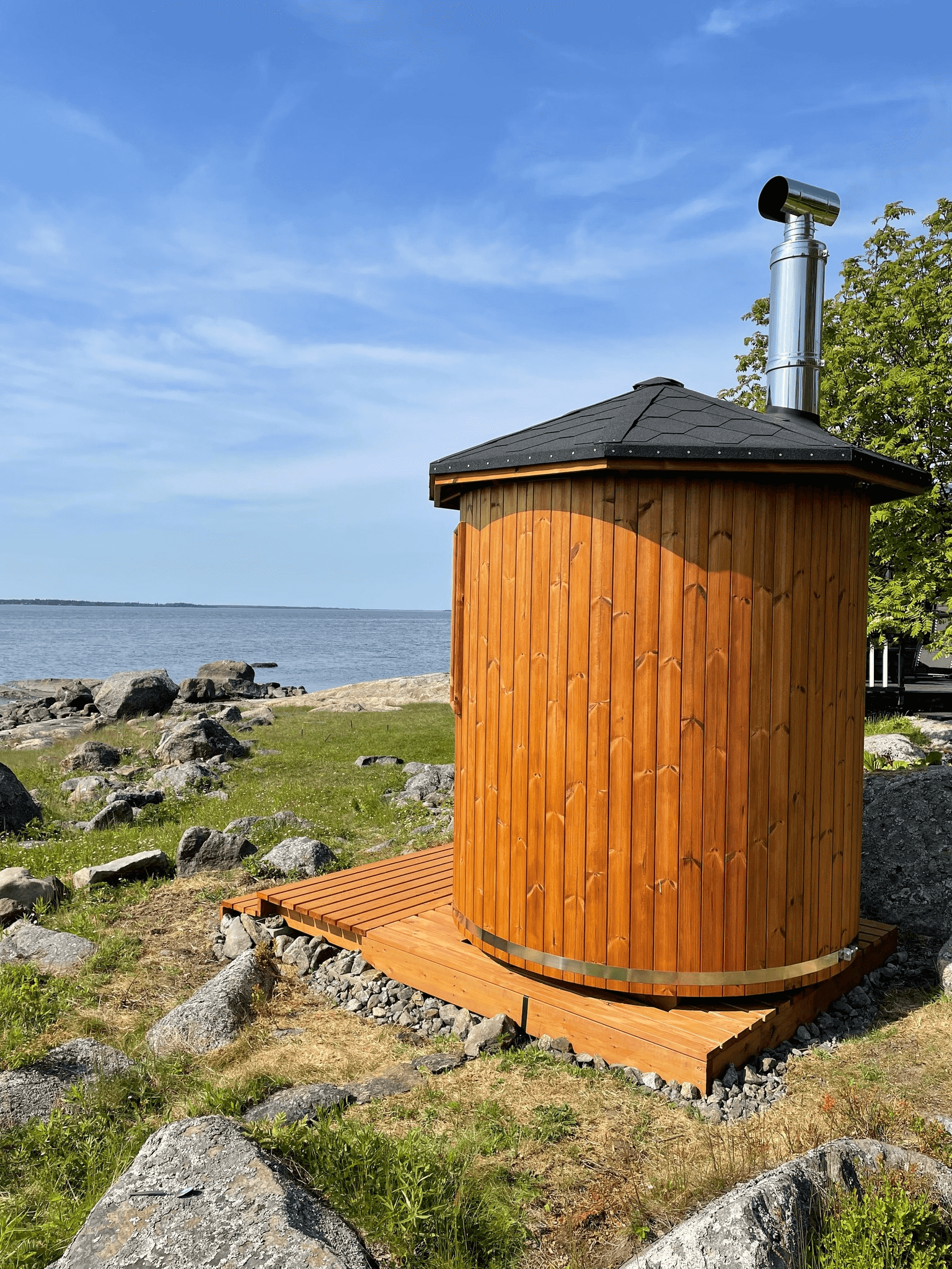 Experience the charm of our wooden cabin sauna, designed with you in mind. This compact yet spacious circular sauna is a versatile gem that can easily find its place in any corner of your garden. It's not just a sauna; it's your personal oasis. Key Featur