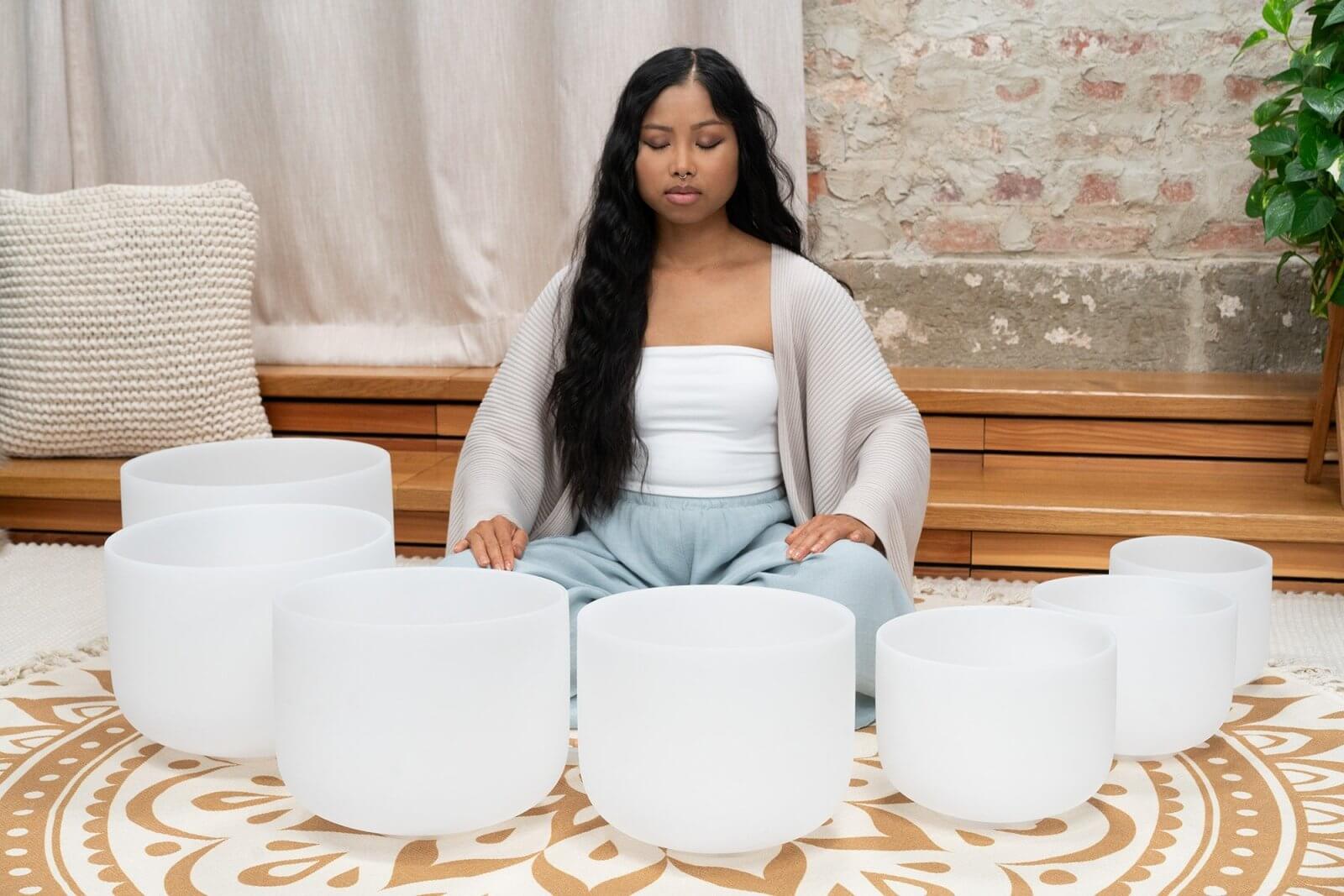 This professional 432 Hz Crystal Singing Bowl Chakra Set is perfectly tuned to the seven chakras in all seven notes. It is handcrafted with the utmost attention to sound and design to become the ideal instrument for creating your perfect sound bath. Safel