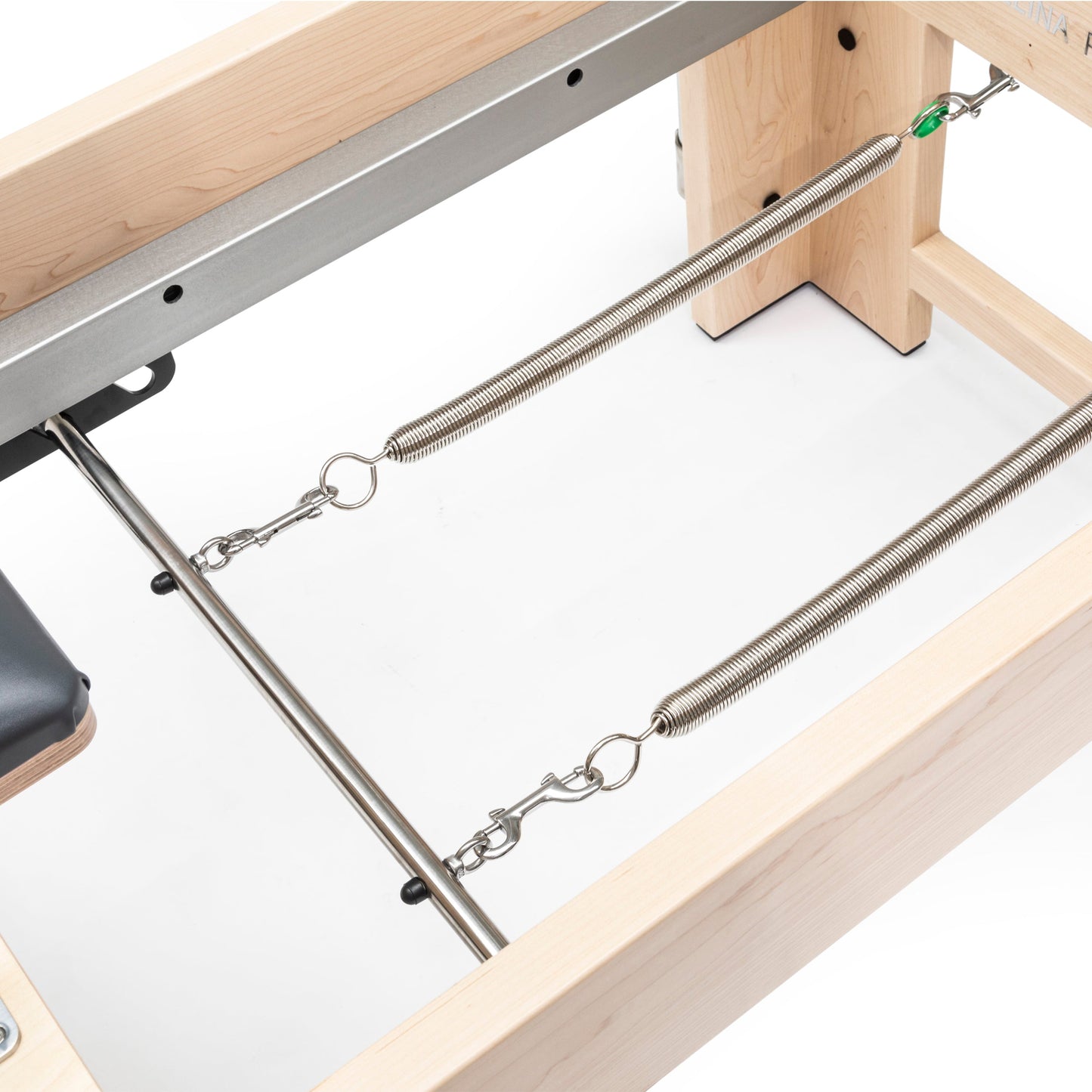 Features of the reformer: It is made of stainless steel, anodized aluminum and Canadian maple wood finished in a smooth and glossy satin varnish. The aluminum parts are anodized for strength and durability. In addition, anodizing helps reduce friction and