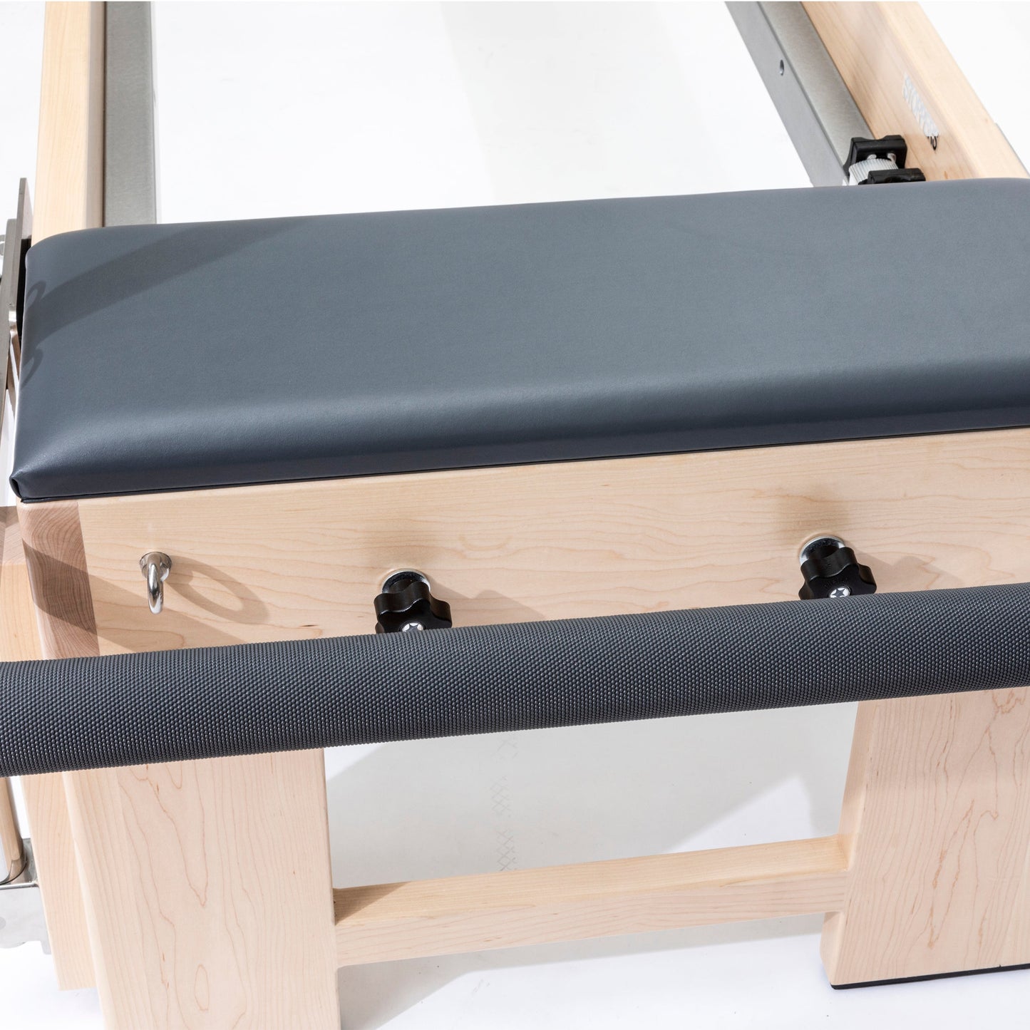 Features of the reformer: It is made of stainless steel, anodized aluminum and Canadian maple wood finished in a smooth and glossy satin varnish. The aluminum parts are anodized for strength and durability. In addition, anodizing helps reduce friction and