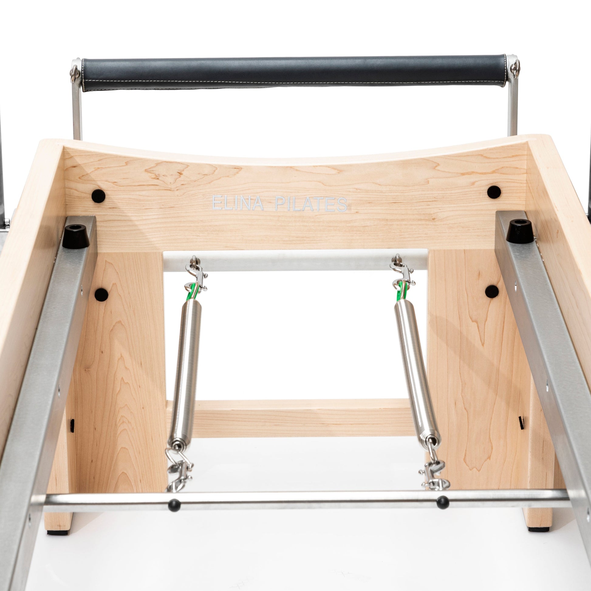 Features of the reformer: It is made of stainless steel, anodized aluminum and Canadian maple wood finished in a smooth and glossy satin varnish. The aluminum parts are anodized for strength and durability. In addition, anodizing helps reduce friction and