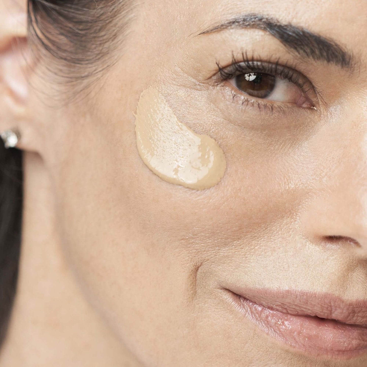 Tinted Mineral Protection and No White Cast Our Daily Hydrating Moisturizing Cream with SPF 40 is a lightweight, tinted formula that provides superior protection and nourishment for all skin types, including sensitive skin. Designed with a range of skin t