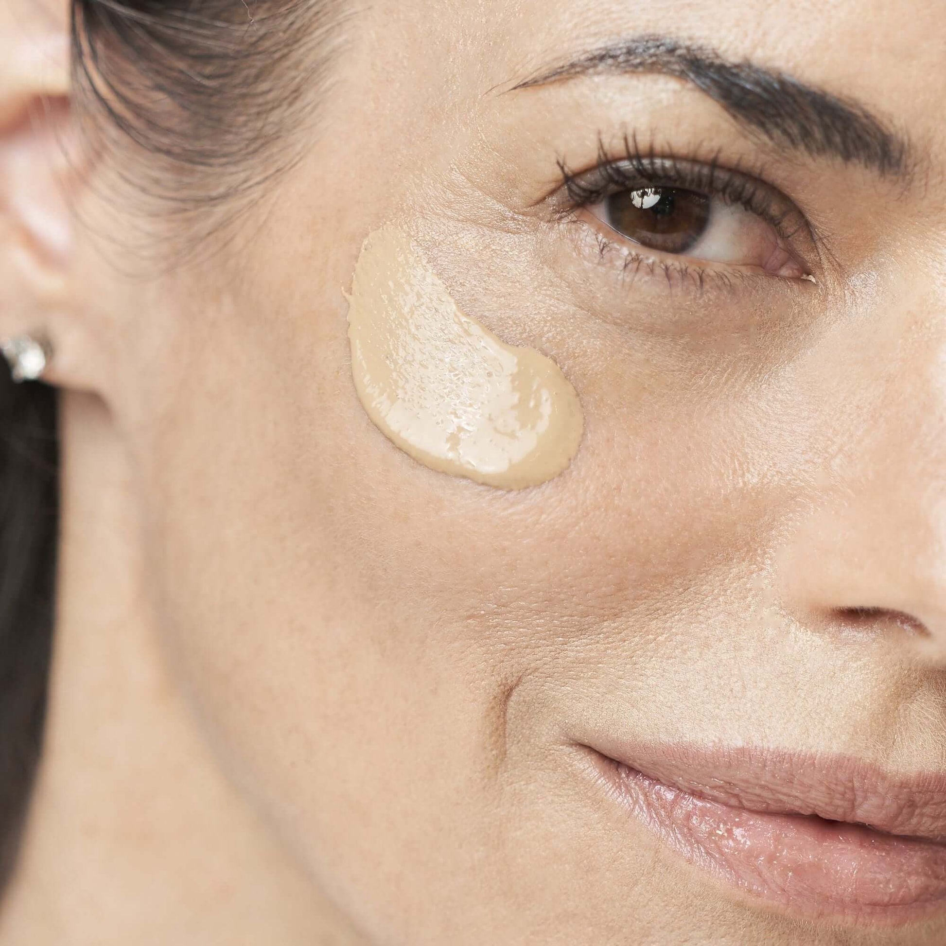 Tinted Mineral Protection and No White Cast Our Daily Hydrating Moisturizing Cream with SPF 40 is a lightweight, tinted formula that provides superior protection and nourishment for all skin types, including sensitive skin. Designed with a range of skin t