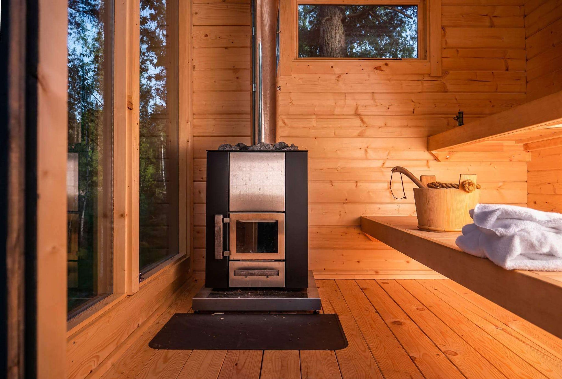 'Subtle, Serene, and Refreshing,' perfectly encapsulates the essence of the SAUNA EVOLUTION Cabin Sauna Eco Oasis 3. This delightful and fully-equipped sauna cabin measures 4 square meters, offering a cozy haven that's both charming and practical. Adorned