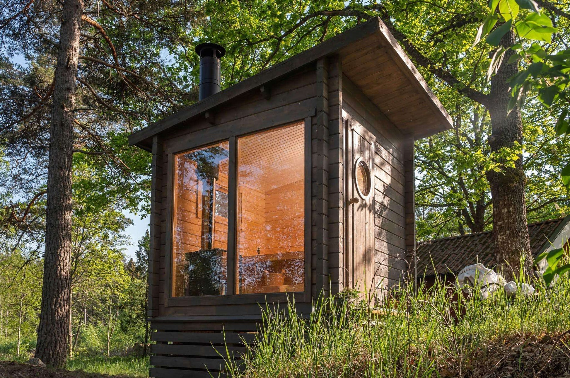 'Subtle, Serene, and Refreshing,' perfectly encapsulates the essence of the SAUNA EVOLUTION Cabin Sauna Eco Oasis 3. This delightful and fully-equipped sauna cabin measures 4 square meters, offering a cozy haven that's both charming and practical. Adorned