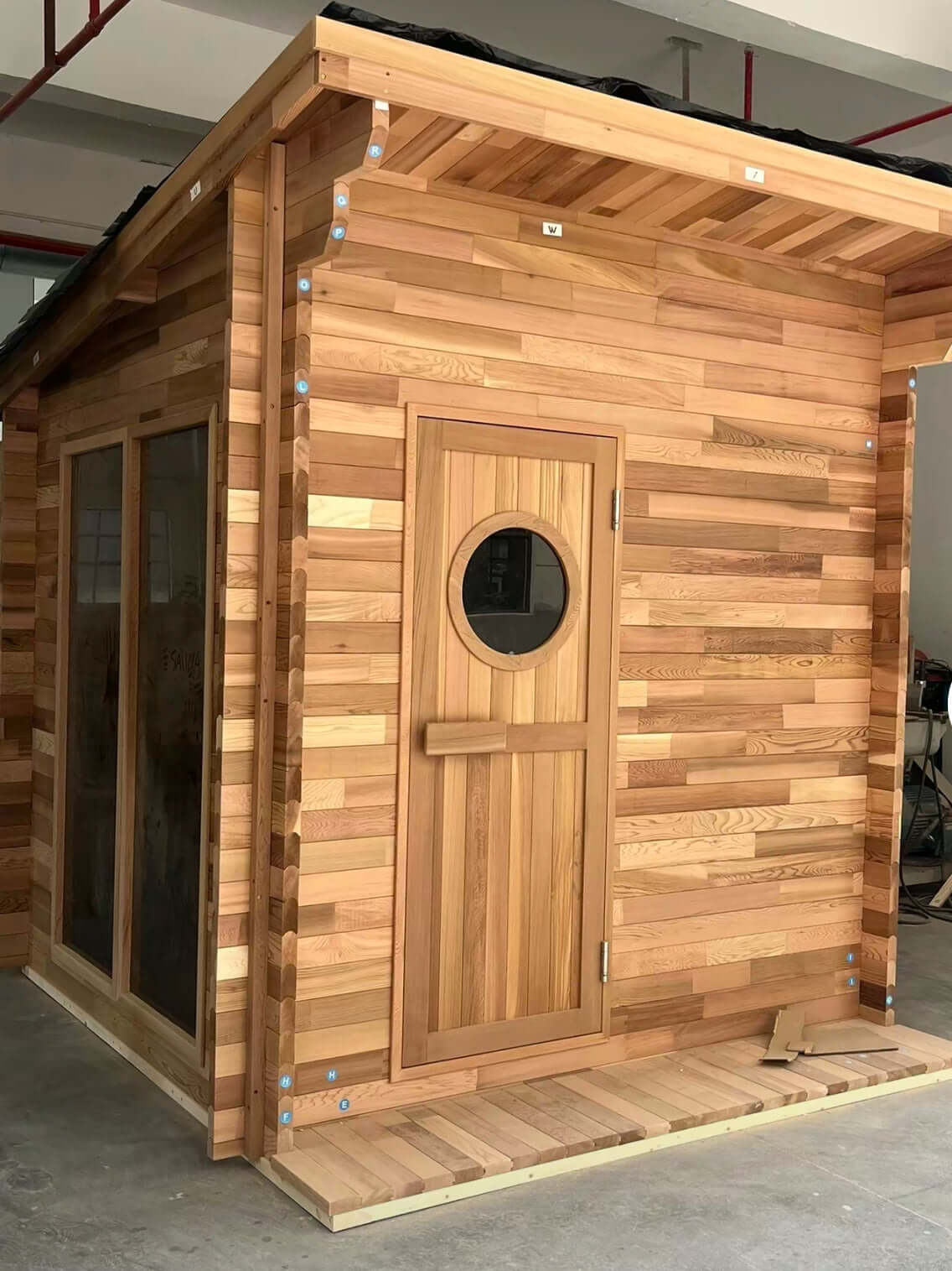 'Subtle, Serene, and Refreshing,' perfectly encapsulates the essence of the SAUNA EVOLUTION Cabin Sauna Eco Oasis 3. This delightful and fully-equipped sauna cabin measures 4 square meters, offering a cozy haven that's both charming and practical. Adorned