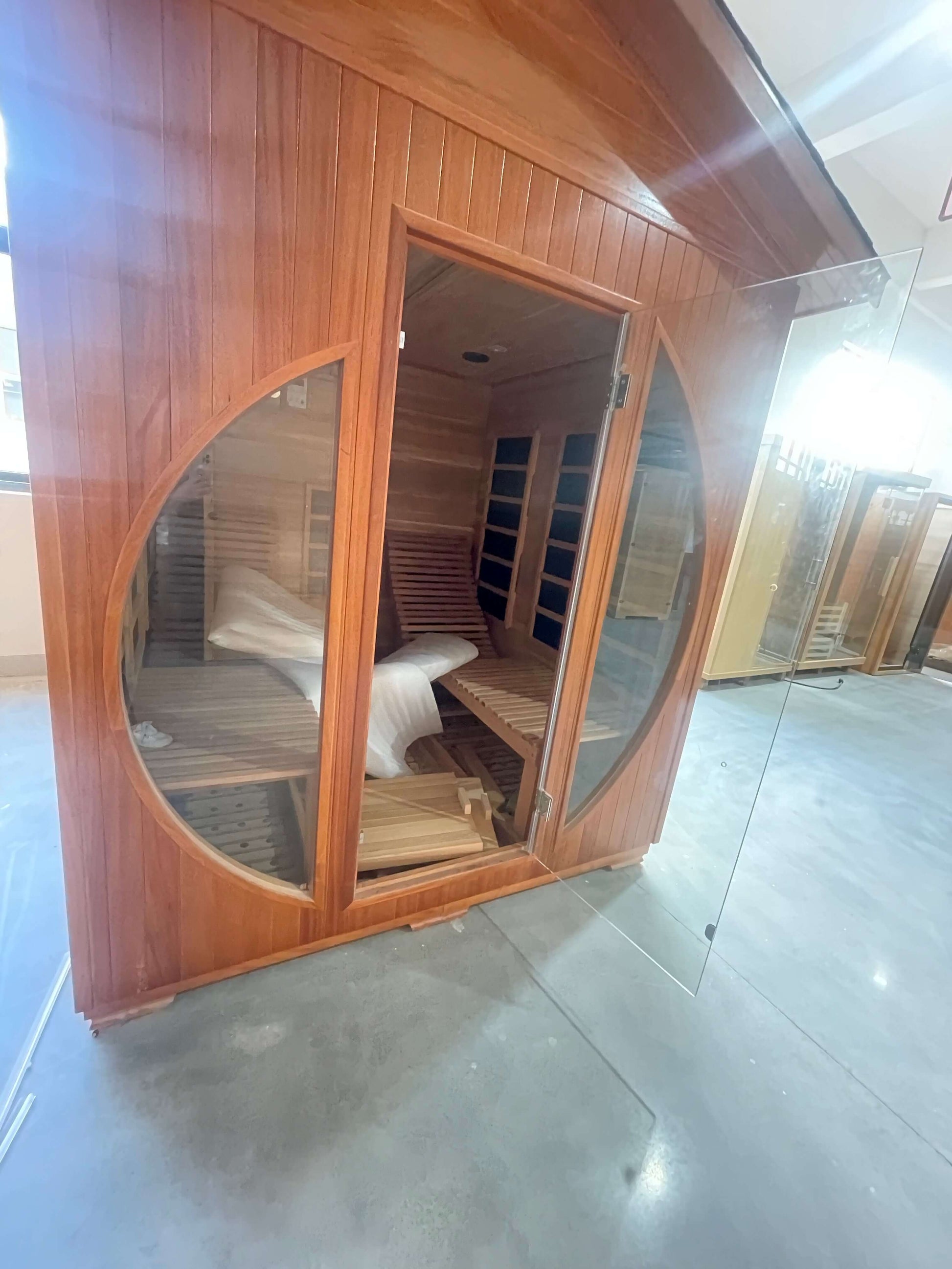 Voltage : 220VHeating Type: Full Spectrum+ Carbon PanelCertificate : CE/ETL/SASO/ROHS/ISO9001Max Temperature: 0°C - 65°C / 32°F - 149°FDoor:8 mm tempered glass doorSet:Control panel (FM&MP3+ USB+ Bluetooth), ventilation window,oxygen bar, reading light, t