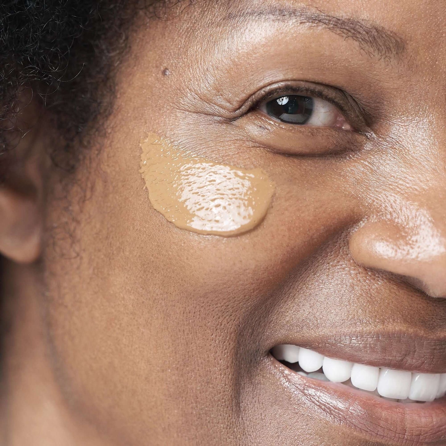 Tinted Mineral Protection and No White Cast Our Daily Hydrating Moisturizing Cream with SPF 40 is a lightweight, tinted formula that provides superior protection and nourishment for all skin types, including sensitive skin. Designed with a range of skin t