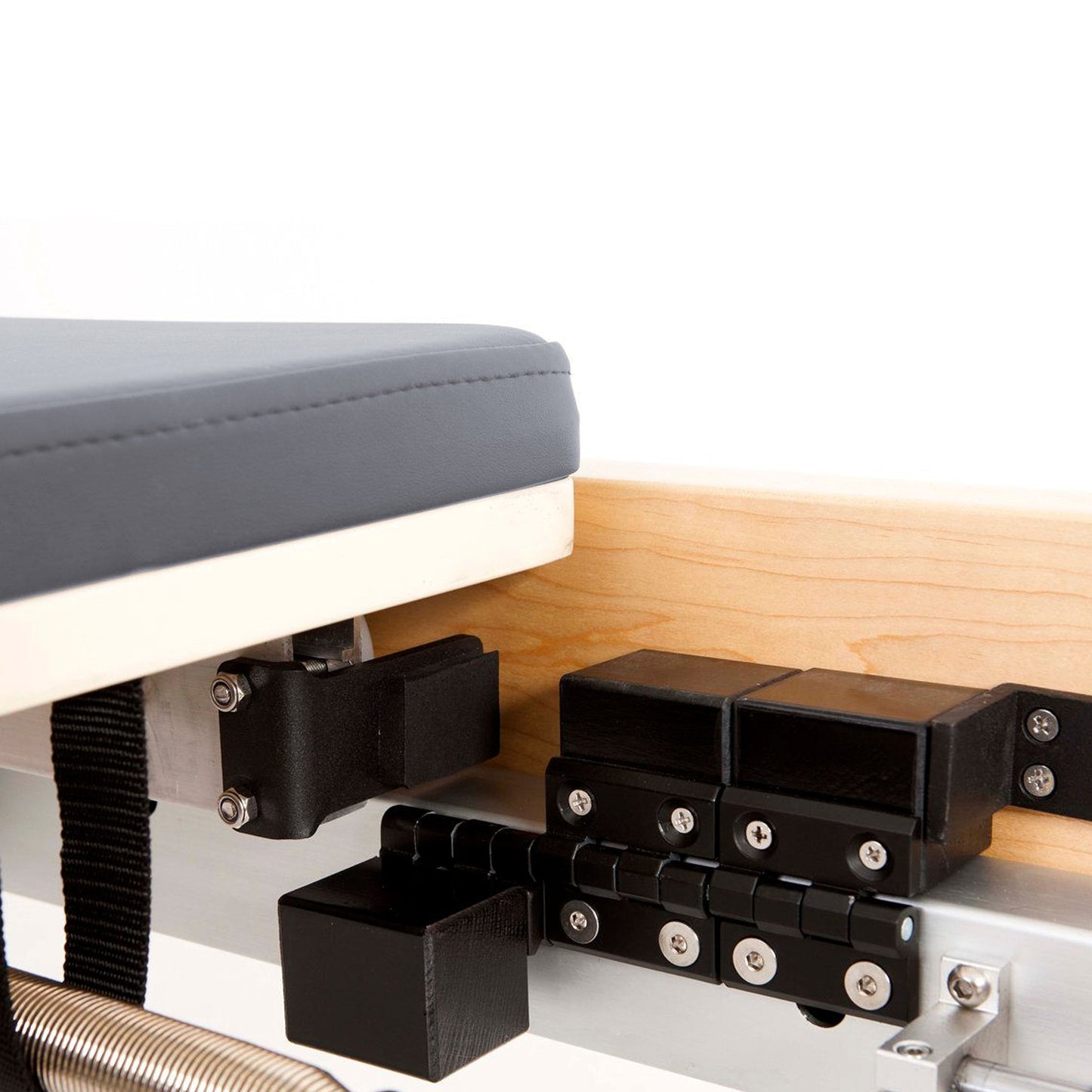 The first Reformer from Elina Pilates, distinguished for its remarkable advancements, is a dynamic and comfortable machine, ideal for studios seeking the warmth provided by wood. Made of rock maple and stainless steel, it ensures exceptional stability and
