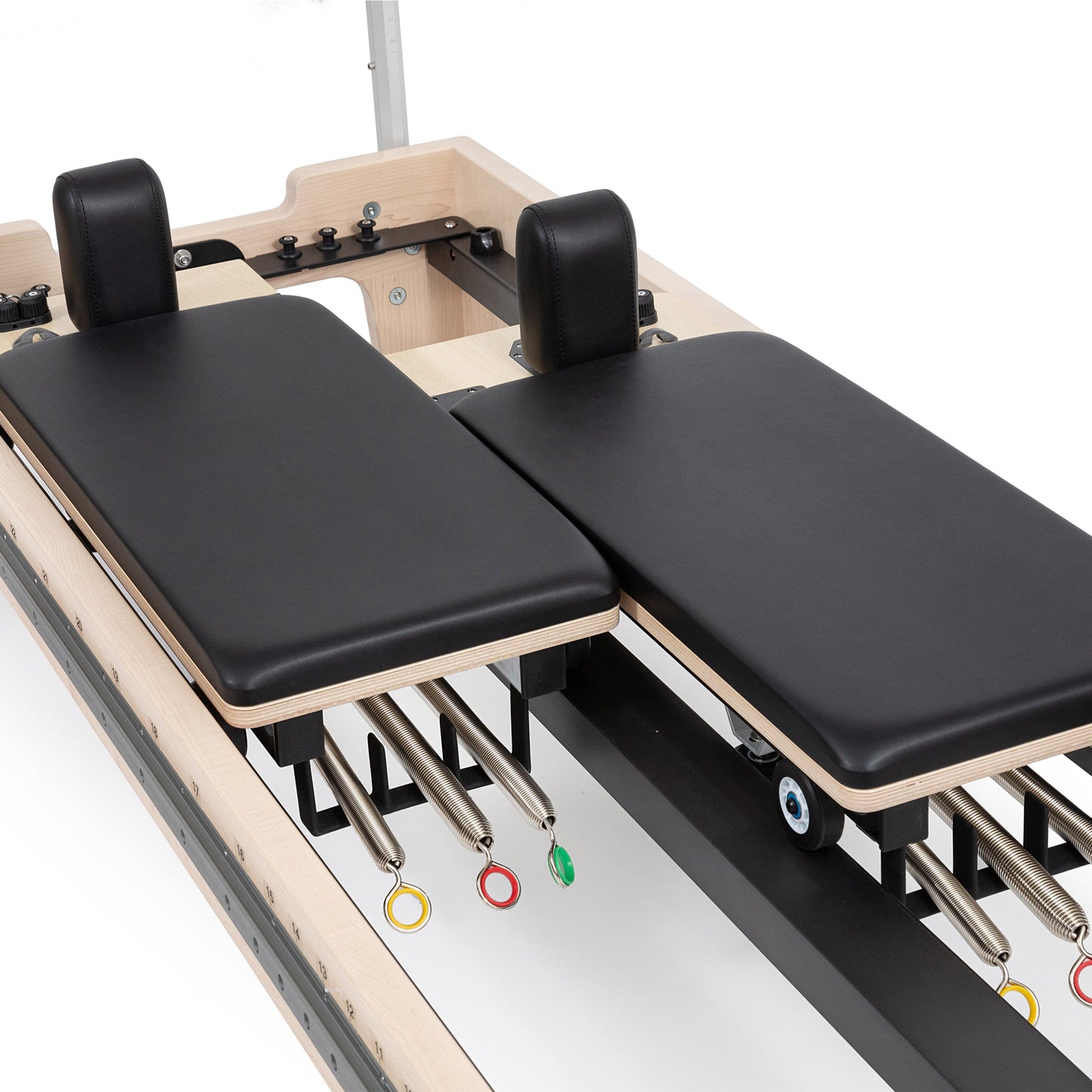The Twin Reformer from Elina Pilates offers a multitude of benefits, highlighting its exceptional versatility that makes it the perfect choice to stimulate your creativity and keep your Pilates workout always fresh. With its double carriage design and res