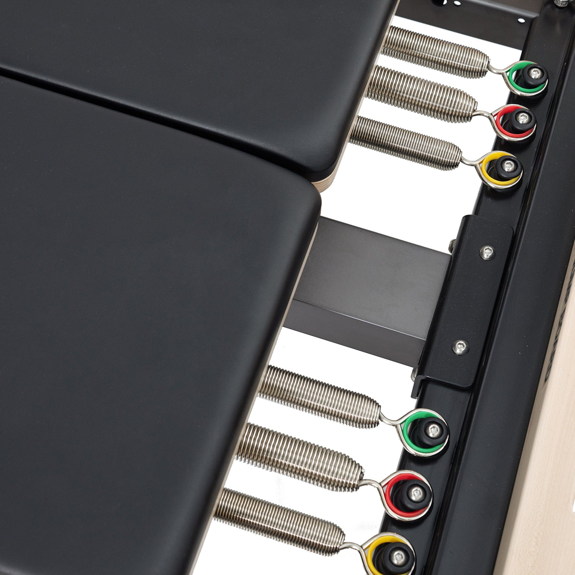 The Twin Reformer from Elina Pilates offers a multitude of benefits, highlighting its exceptional versatility that makes it the perfect choice to stimulate your creativity and keep your Pilates workout always fresh. With its double carriage design and res