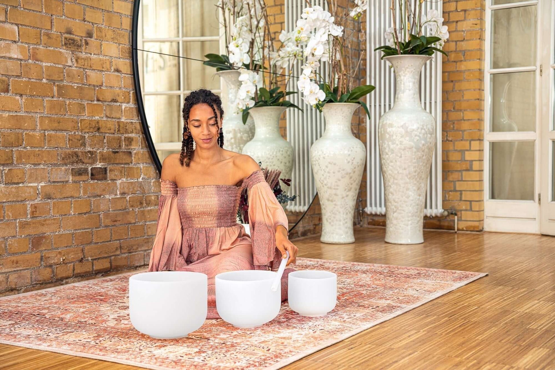 A perfect match of 3 Crystal Singing Bowls. Easily produce harmonious sounds and start delivering high-quality sound baths right away. Experience a unique resonance with this Pure Harmony Set. The hand-selected notes F4, D4, and C4 in 432 Hz Tuning delive