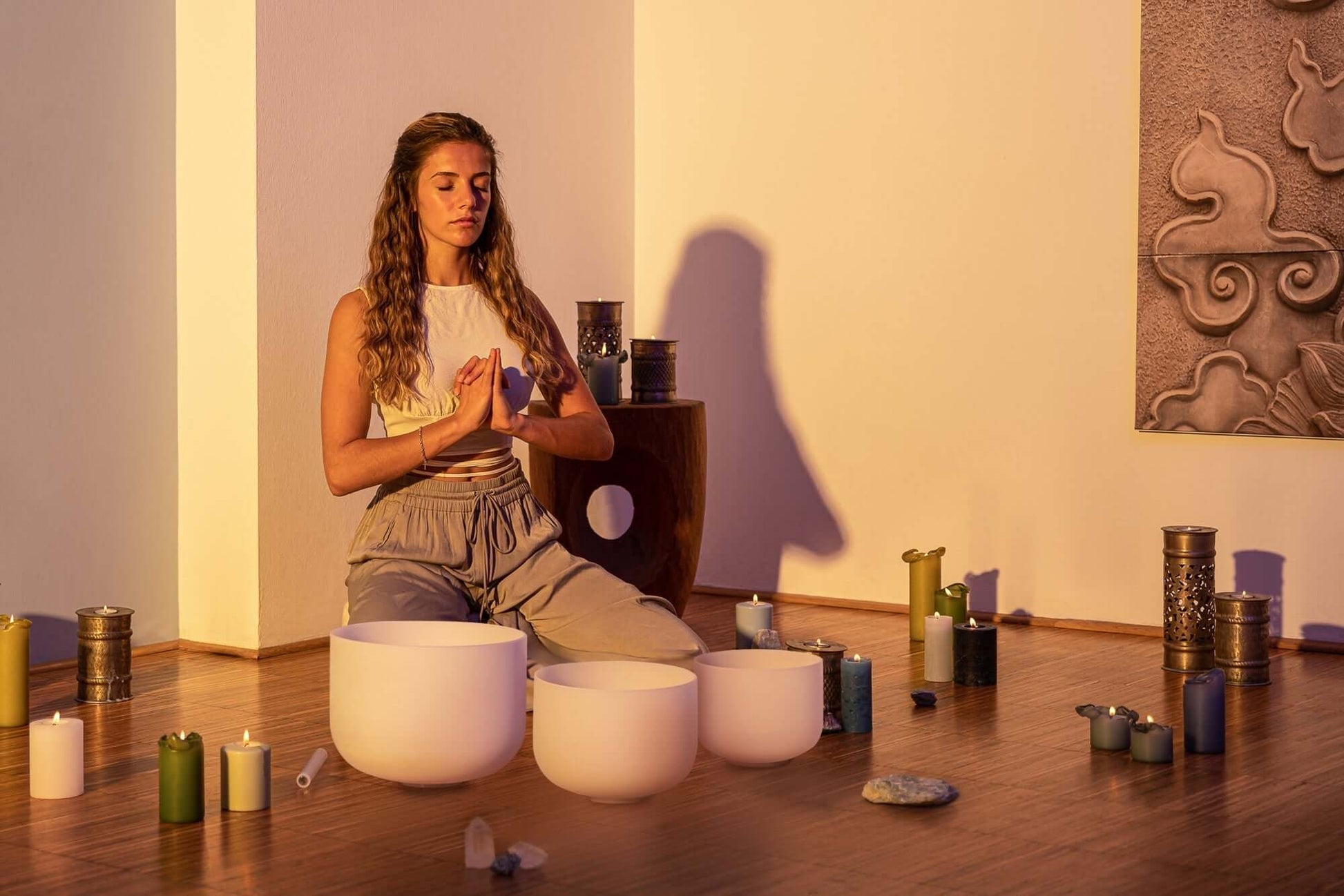 A perfect match of 3 Crystal Singing Bowls. Easily produce harmonious sounds and start delivering high-quality sound baths right away. Experience a unique resonance with this Pure Harmony Set. The hand-selected notes F4, D4, and C4 in 432 Hz Tuning delive