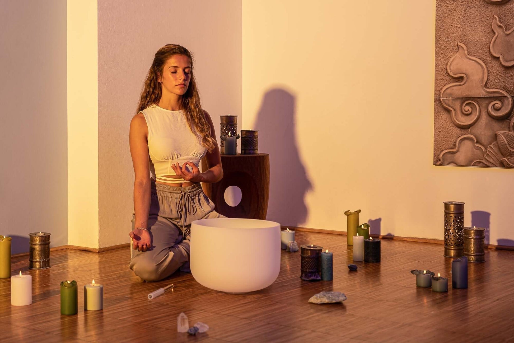 This professional 432 Hz Crystal Singing Bowl Chakra Set is perfectly tuned to the seven chakras in all seven notes. It is handcrafted with the utmost attention to sound and design to become the ideal instrument for creating your perfect sound bath. Safel