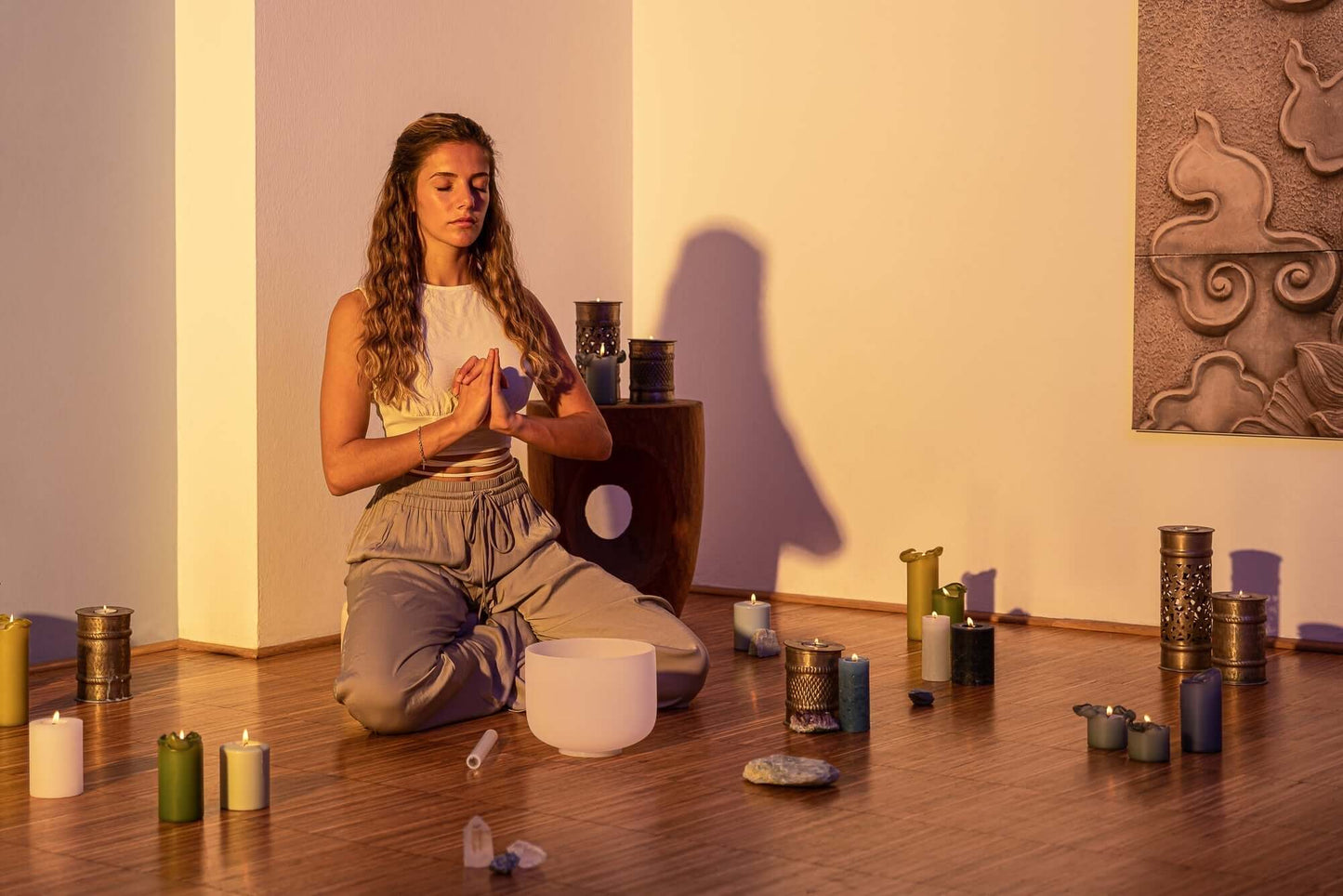 This professional 432 Hz Crystal Singing Bowl Chakra Set is perfectly tuned to the seven chakras in all seven notes. It is handcrafted with the utmost attention to sound and design to become the ideal instrument for creating your perfect sound bath. Safel