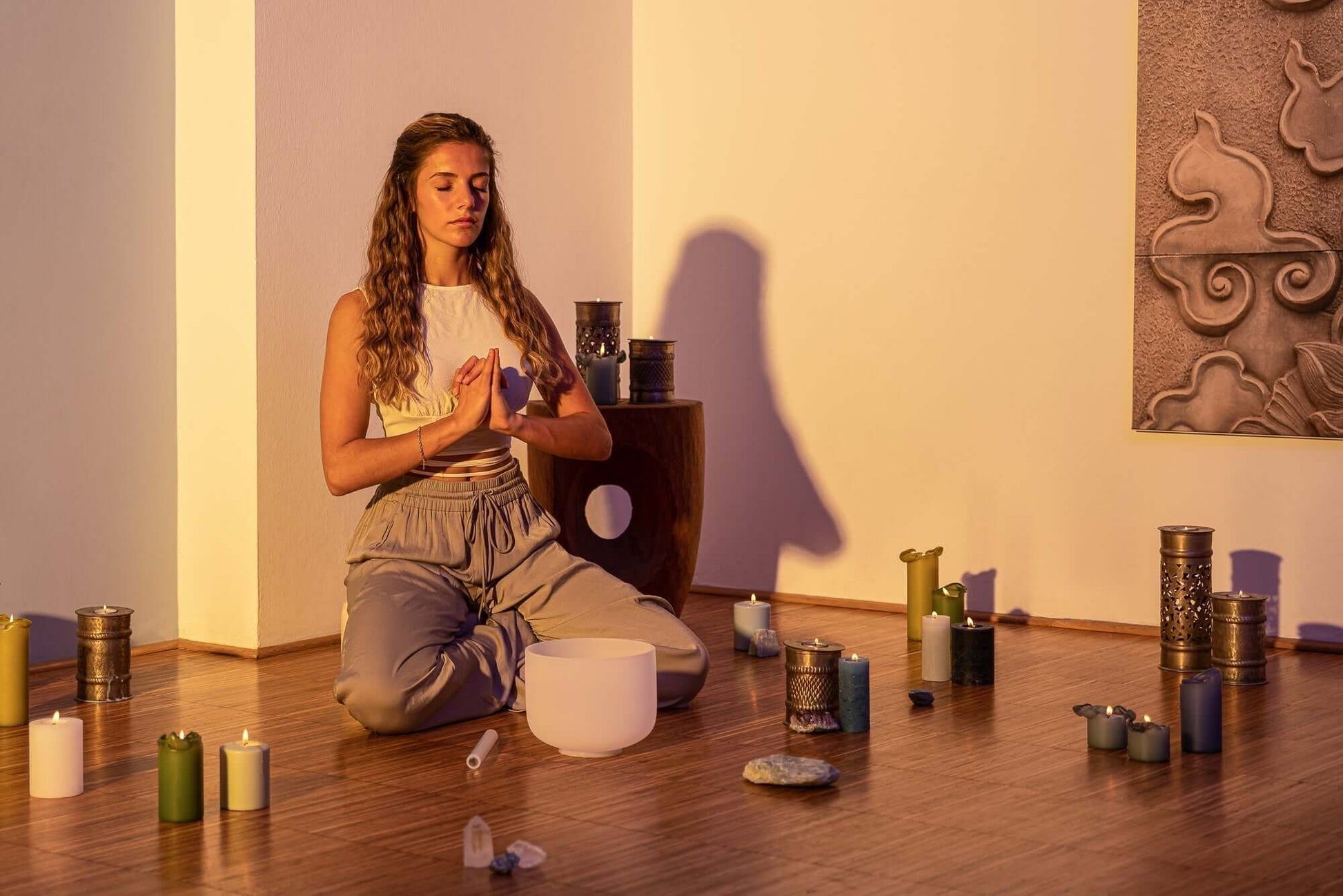 This professional 432 Hz Crystal Singing Bowl Chakra Set is perfectly tuned to the seven chakras in all seven notes. It is handcrafted with the utmost attention to sound and design to become the ideal instrument for creating your perfect sound bath. Safel