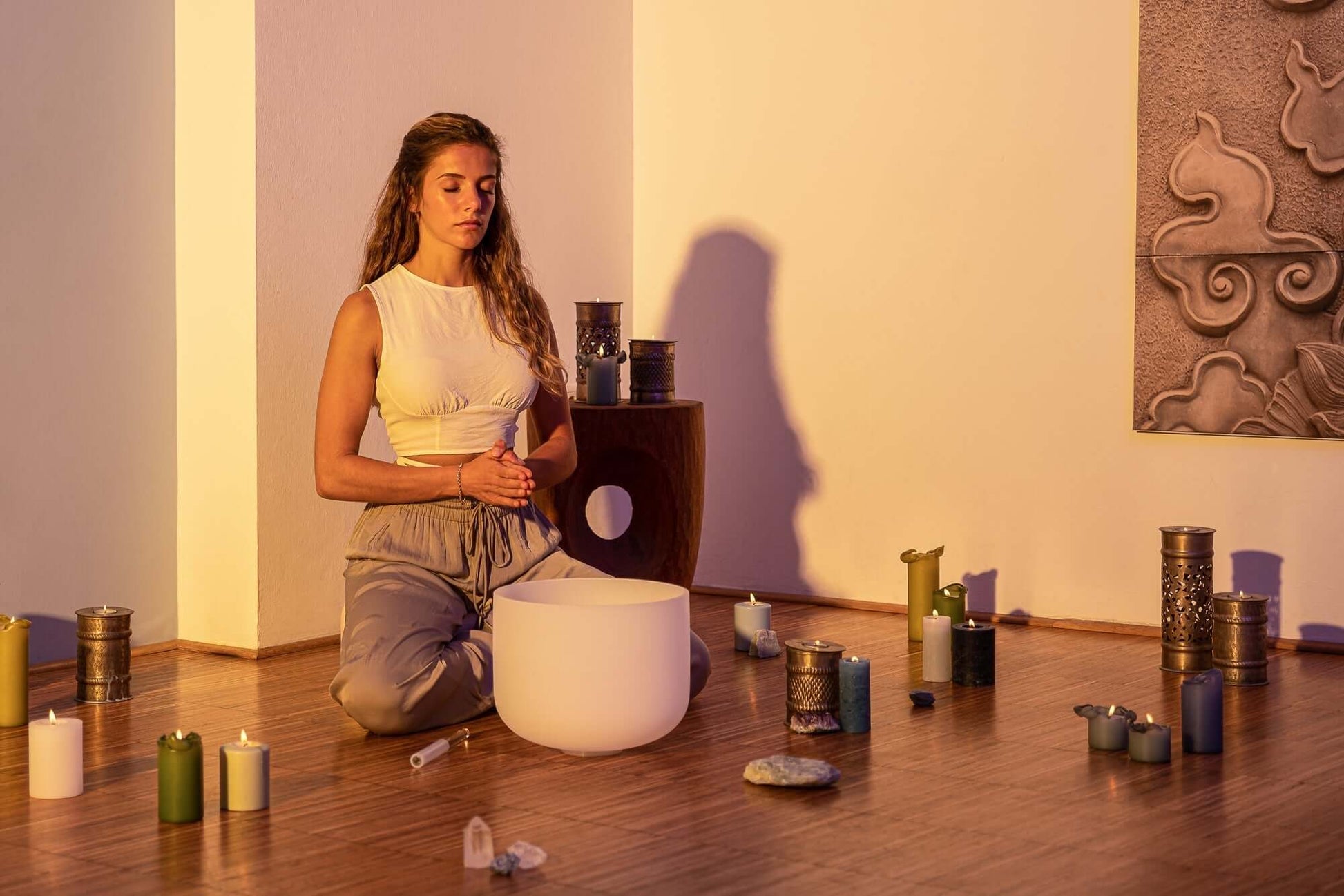 This professional 432 Hz Crystal Singing Bowl Chakra Set is perfectly tuned to the seven chakras in all seven notes. It is handcrafted with the utmost attention to sound and design to become the ideal instrument for creating your perfect sound bath. Safel