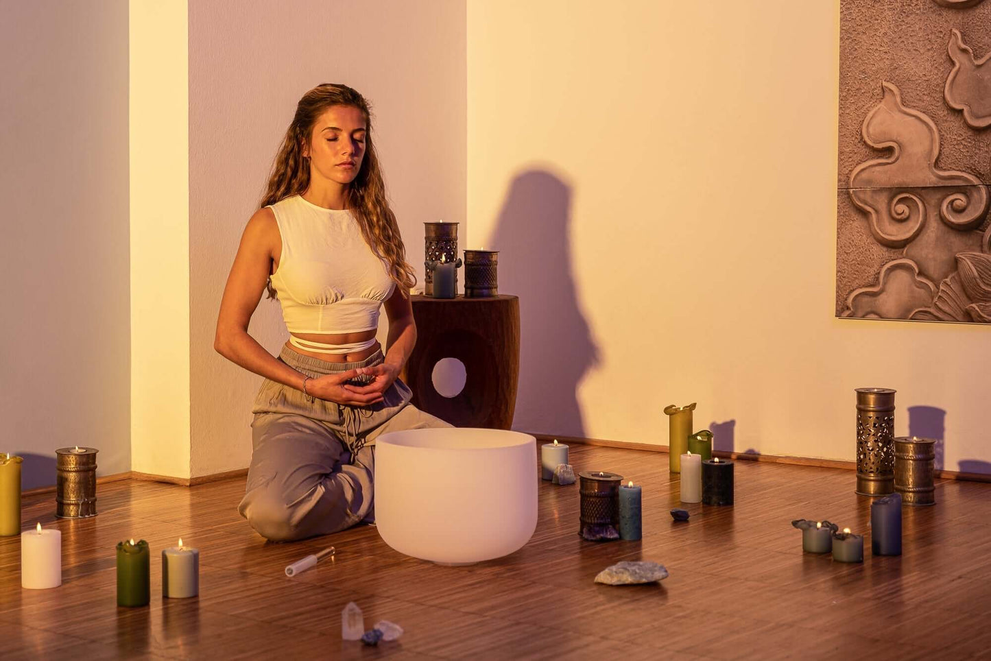 This professional 432 Hz Crystal Singing Bowl Chakra Set is perfectly tuned to the seven chakras in all seven notes. It is handcrafted with the utmost attention to sound and design to become the ideal instrument for creating your perfect sound bath. Safel