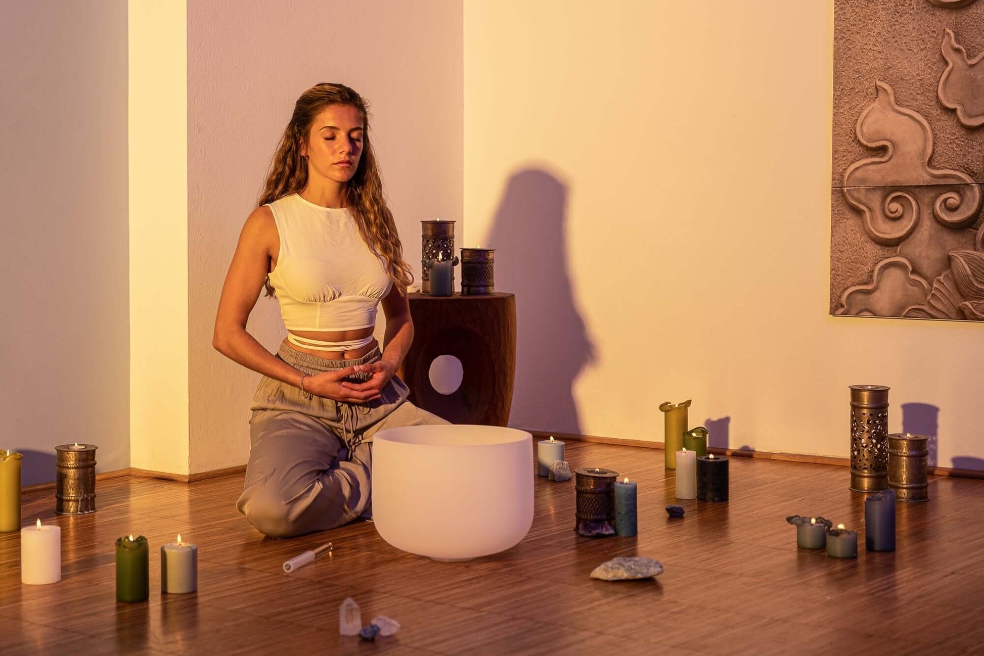 This professional 432 Hz Crystal Singing Bowl Chakra Set is perfectly tuned to the seven chakras in all seven notes. It is handcrafted with the utmost attention to sound and design to become the ideal instrument for creating your perfect sound bath. Safel