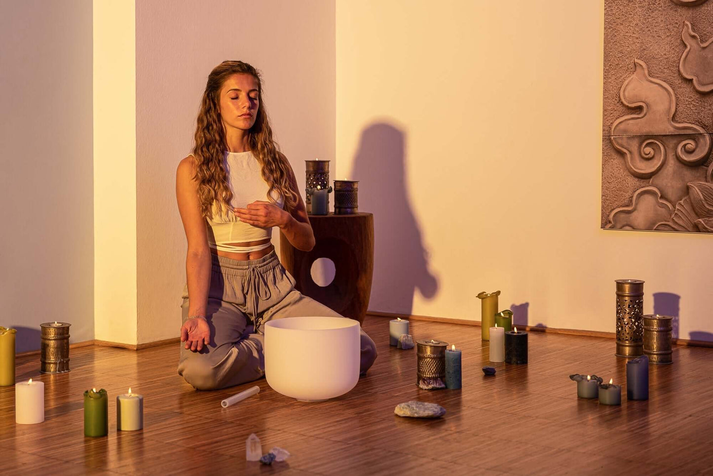 This professional 432 Hz Crystal Singing Bowl Chakra Set is perfectly tuned to the seven chakras in all seven notes. It is handcrafted with the utmost attention to sound and design to become the ideal instrument for creating your perfect sound bath. Safel