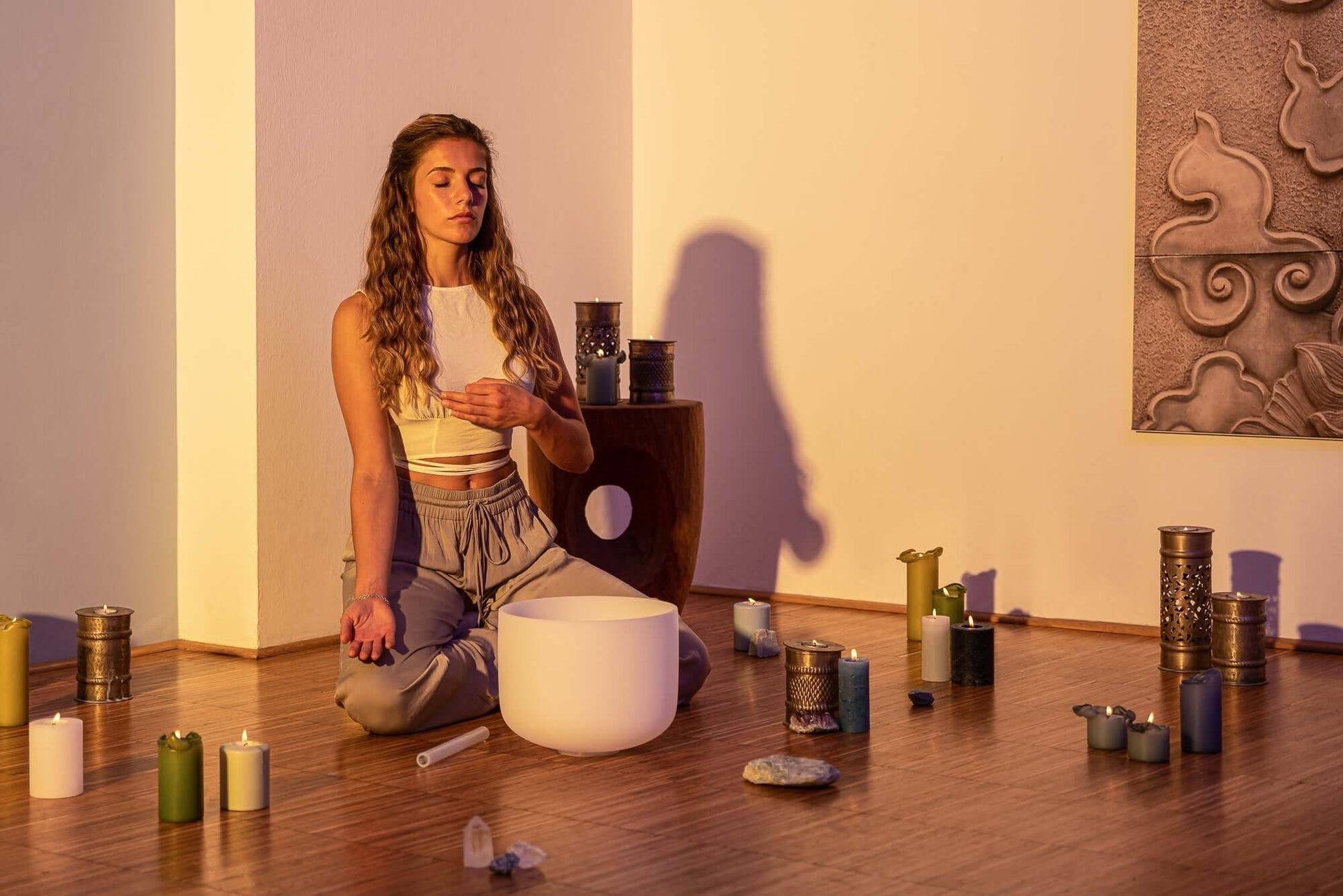This professional 432 Hz Crystal Singing Bowl Chakra Set is perfectly tuned to the seven chakras in all seven notes. It is handcrafted with the utmost attention to sound and design to become the ideal instrument for creating your perfect sound bath. Safel