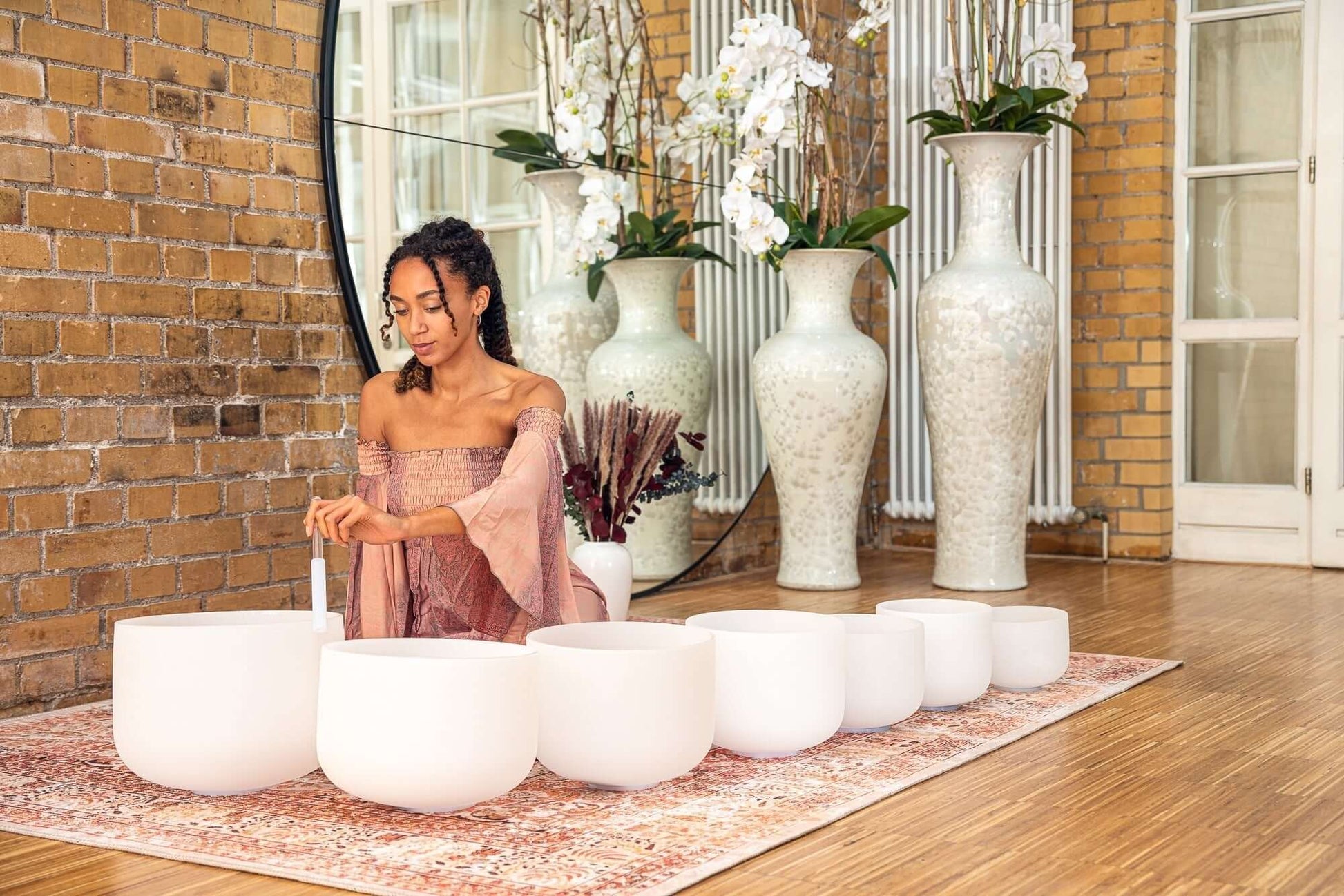 This professional 432 Hz Crystal Singing Bowl Chakra Set is perfectly tuned to the seven chakras in all seven notes. It is handcrafted with the utmost attention to sound and design to become the ideal instrument for creating your perfect sound bath. Safel
