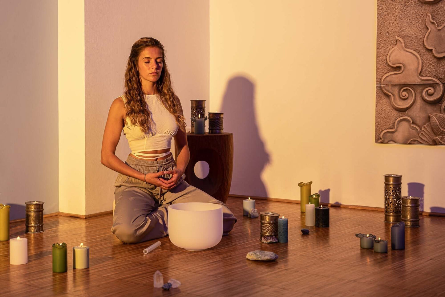 This professional 432 Hz Crystal Singing Bowl Chakra Set is perfectly tuned to the seven chakras in all seven notes. It is handcrafted with the utmost attention to sound and design to become the ideal instrument for creating your perfect sound bath. Safel