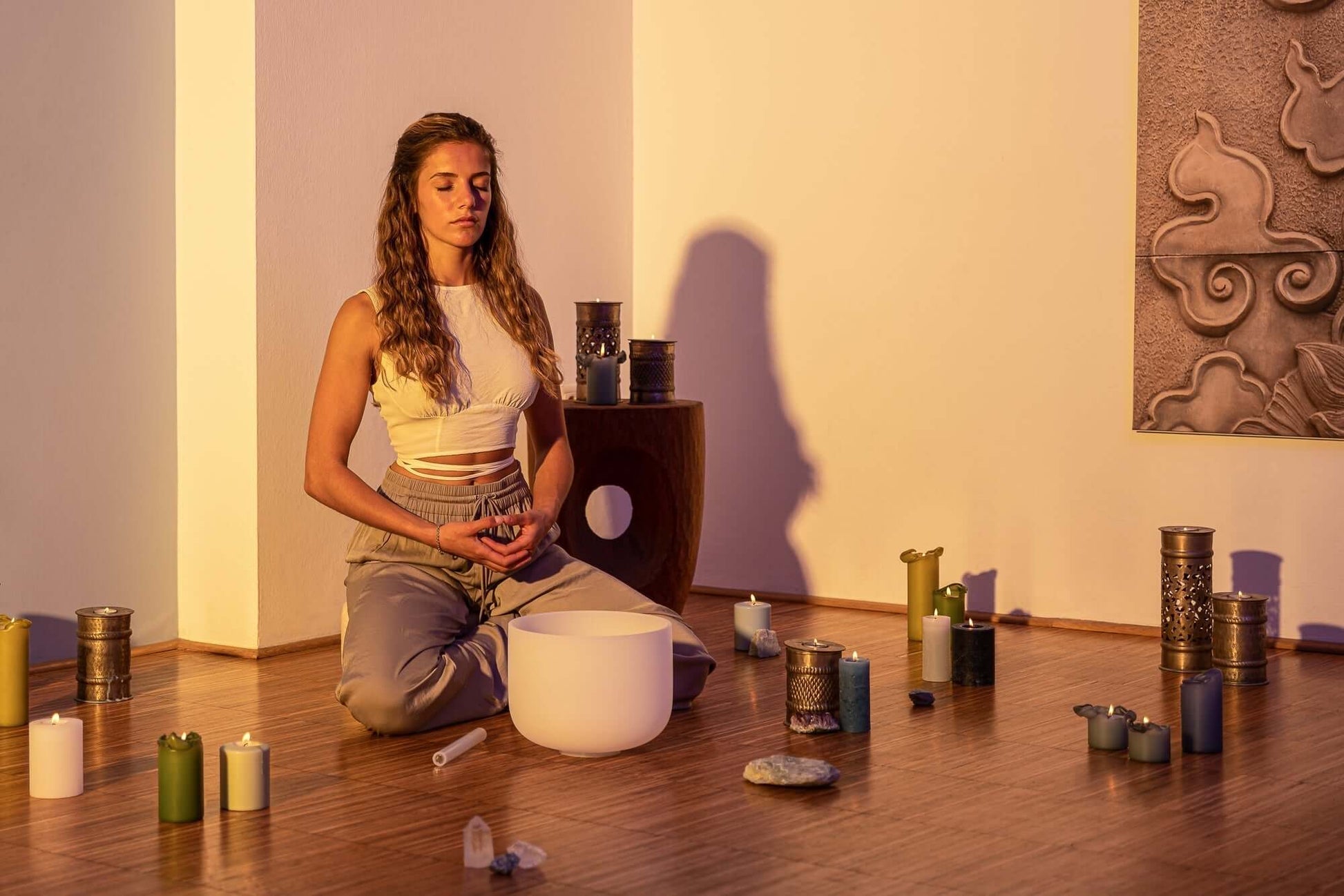 This professional 432 Hz Crystal Singing Bowl Chakra Set is perfectly tuned to the seven chakras in all seven notes. It is handcrafted with the utmost attention to sound and design to become the ideal instrument for creating your perfect sound bath. Safel