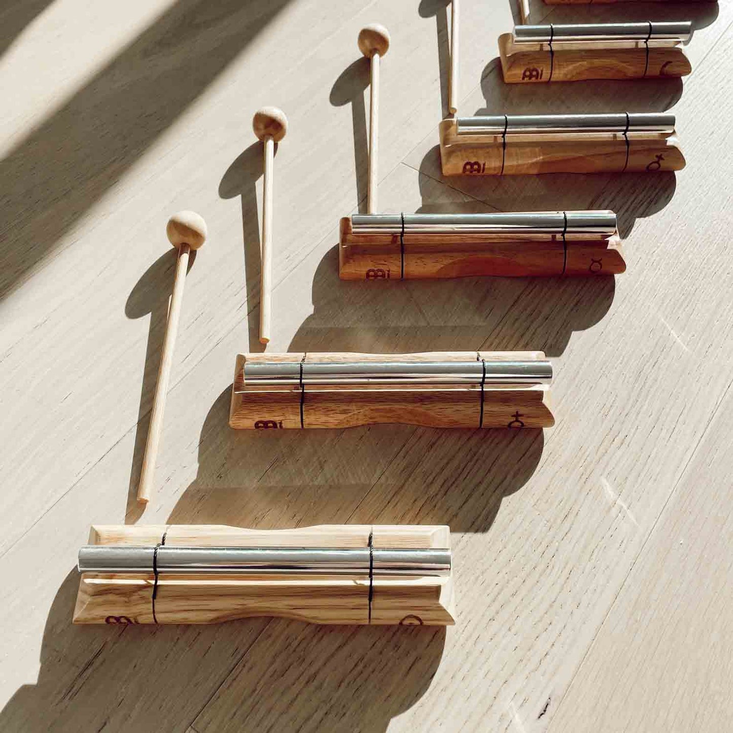 Tune in all seven chakras with this energy chime set - it helps you to balance out and increase positive energy. Elevate your meditation, yoga, therapeutics, sound healing, and spiritual practices with our exquisite 7-chakra energy chime set. Unlock a hei