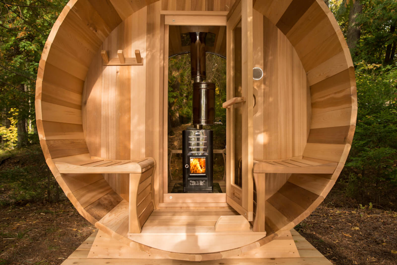 The SAUNA EVOLUTION Barrel Sauna Serenity Nature Air 4 is a natural oasis designed for relaxation and rejuvenation. Made from high-quality solid wood, this wooden sauna is the perfect way to connect with nature while enjoying the benefits of sauna therapy