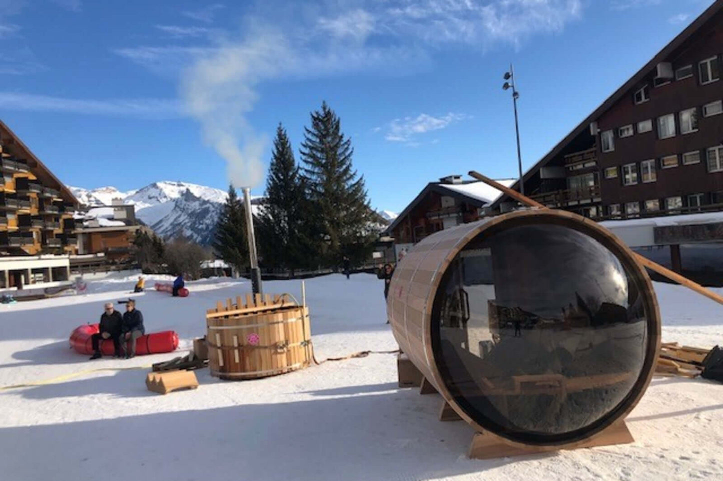 The SAUNA EVOLUTION Barrel Sauna Serenity Nature Air 4 is a natural oasis designed for relaxation and rejuvenation. Made from high-quality solid wood, this wooden sauna is the perfect way to connect with nature while enjoying the benefits of sauna therapy
