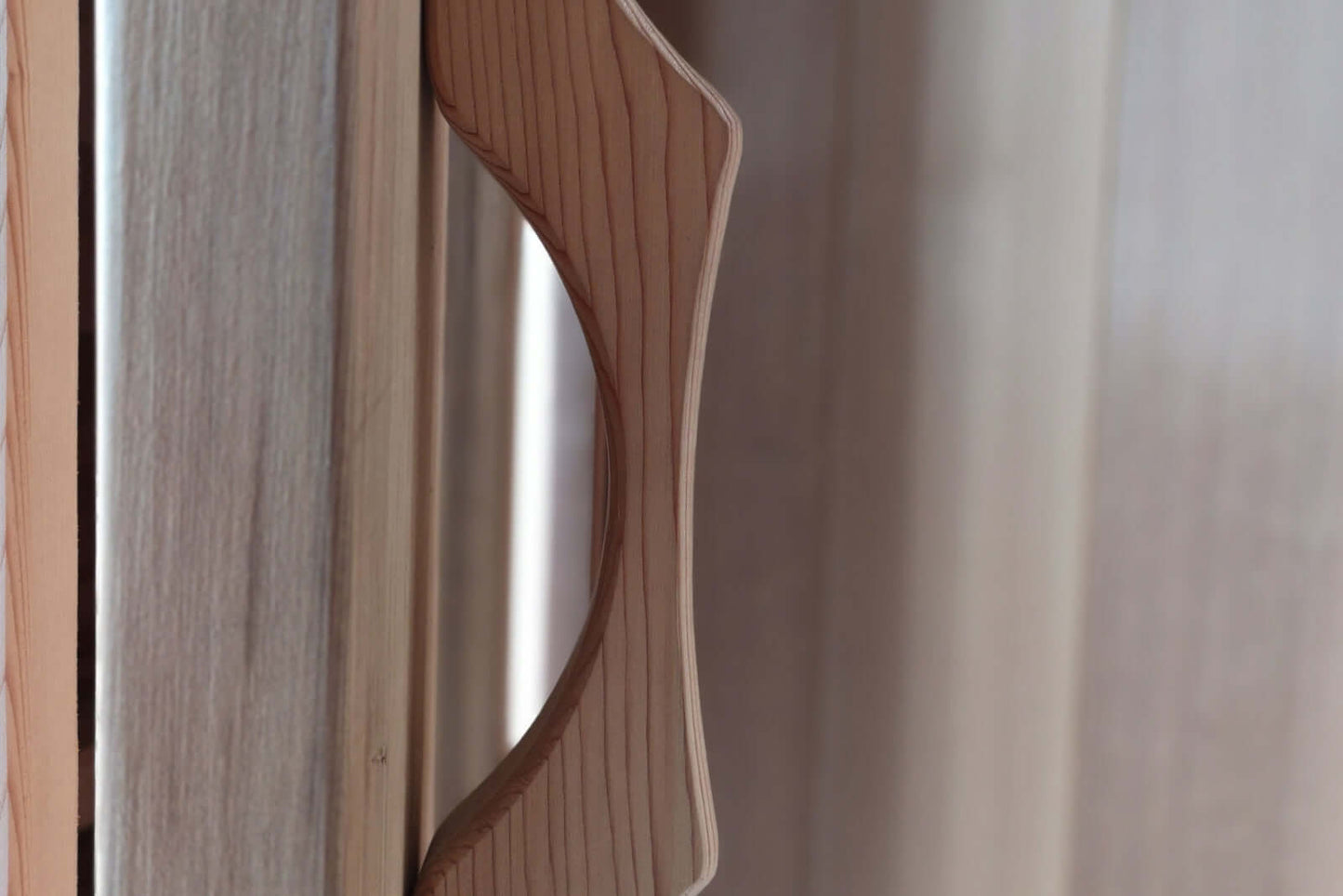 The SAUNA EVOLUTION Barrel Sauna Serenity Nature Air 4 is a natural oasis designed for relaxation and rejuvenation. Made from high-quality solid wood, this wooden sauna is the perfect way to connect with nature while enjoying the benefits of sauna therapy