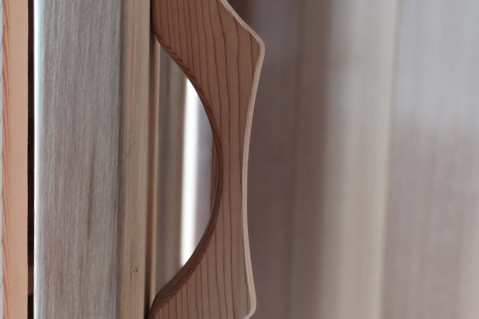 The SAUNA EVOLUTION Barrel Sauna Serenity Nature Air 4 is a natural oasis designed for relaxation and rejuvenation. Made from high-quality solid wood, this wooden sauna is the perfect way to connect with nature while enjoying the benefits of sauna therapy