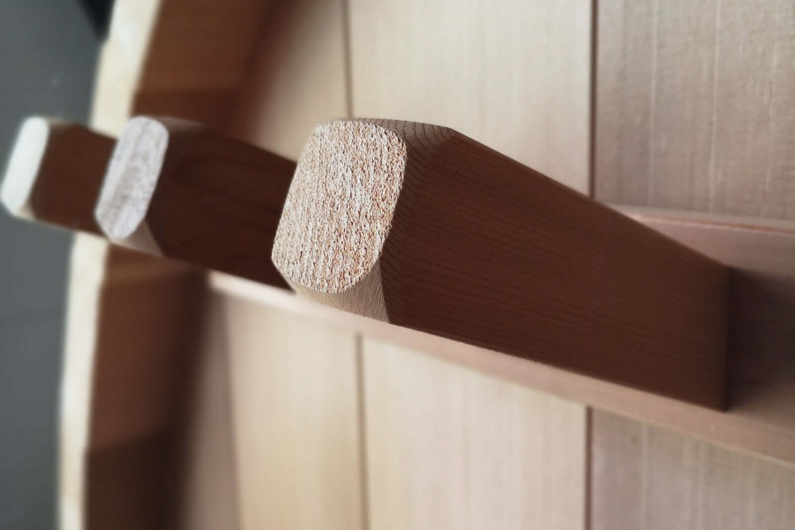 The SAUNA EVOLUTION Barrel Sauna Serenity Nature Air 4 is a natural oasis designed for relaxation and rejuvenation. Made from high-quality solid wood, this wooden sauna is the perfect way to connect with nature while enjoying the benefits of sauna therapy
