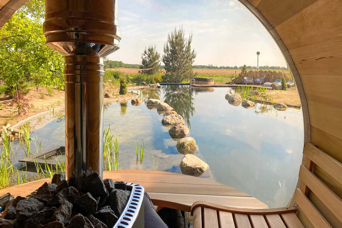 The SAUNA EVOLUTION Barrel Sauna Serenity Nature Air 4 is a natural oasis designed for relaxation and rejuvenation. Made from high-quality solid wood, this wooden sauna is the perfect way to connect with nature while enjoying the benefits of sauna therapy