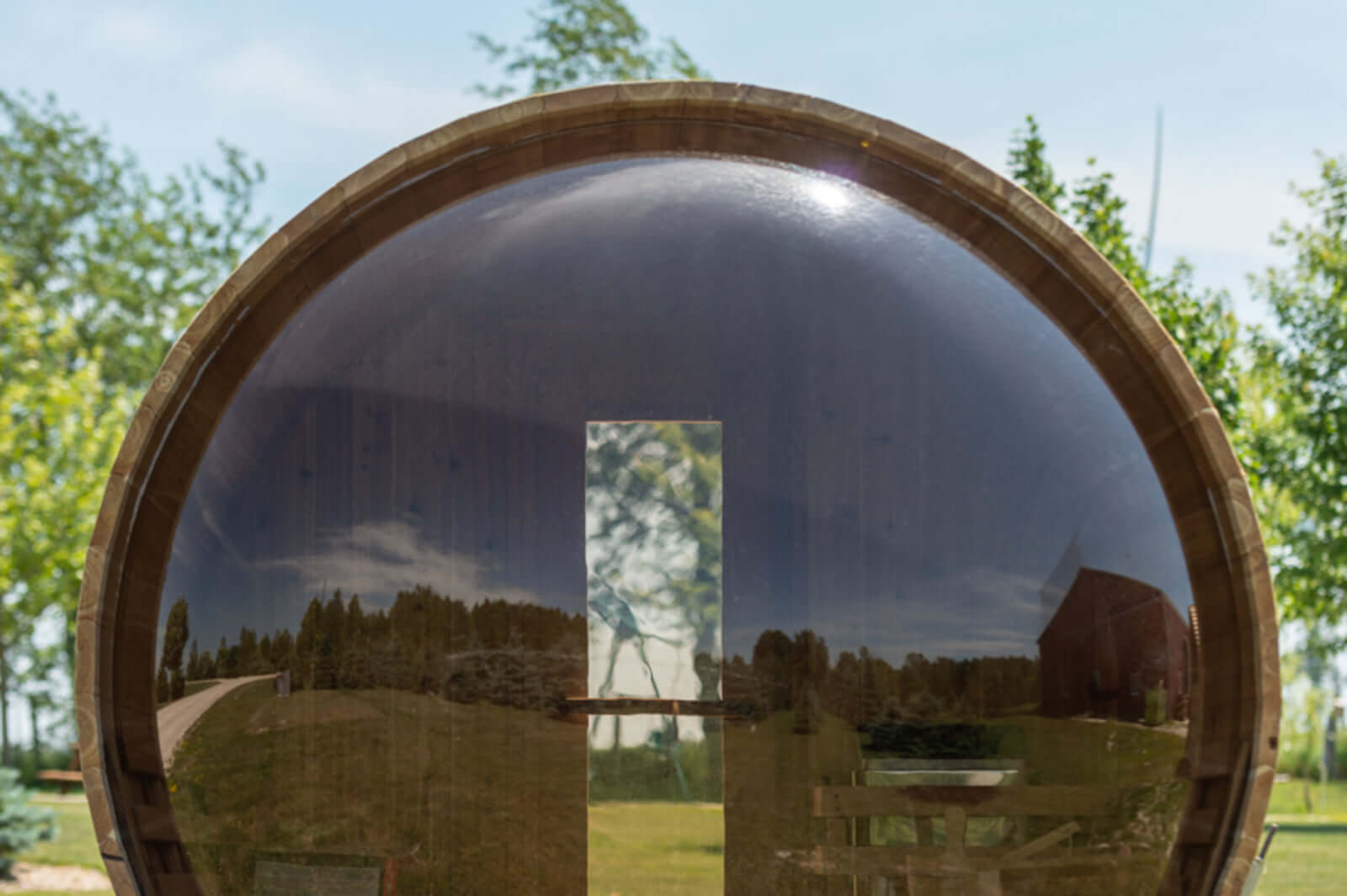 The SAUNA EVOLUTION Barrel Sauna Serenity Nature Air 4 is a natural oasis designed for relaxation and rejuvenation. Made from high-quality solid wood, this wooden sauna is the perfect way to connect with nature while enjoying the benefits of sauna therapy