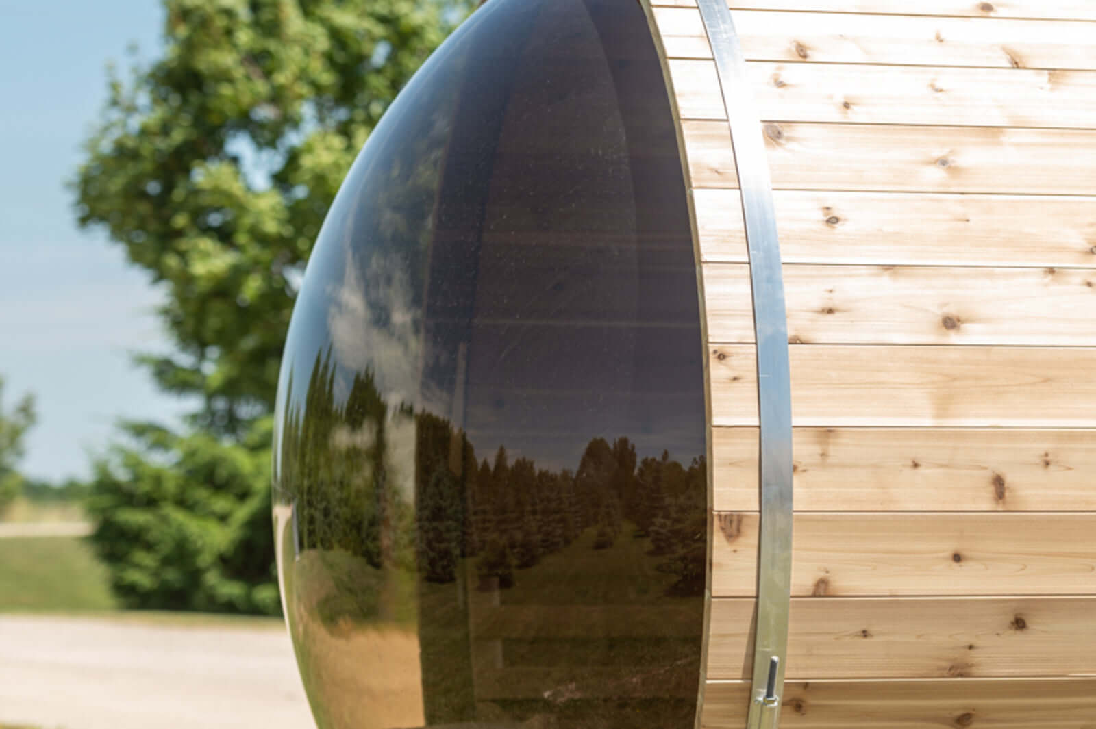 The SAUNA EVOLUTION Barrel Sauna Serenity Nature Air 4 is a natural oasis designed for relaxation and rejuvenation. Made from high-quality solid wood, this wooden sauna is the perfect way to connect with nature while enjoying the benefits of sauna therapy