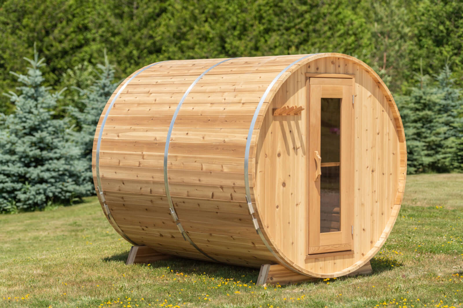 The SAUNA EVOLUTION Barrel Sauna Serenity Nature Air 4 is a natural oasis designed for relaxation and rejuvenation. Made from high-quality solid wood, this wooden sauna is the perfect way to connect with nature while enjoying the benefits of sauna therapy