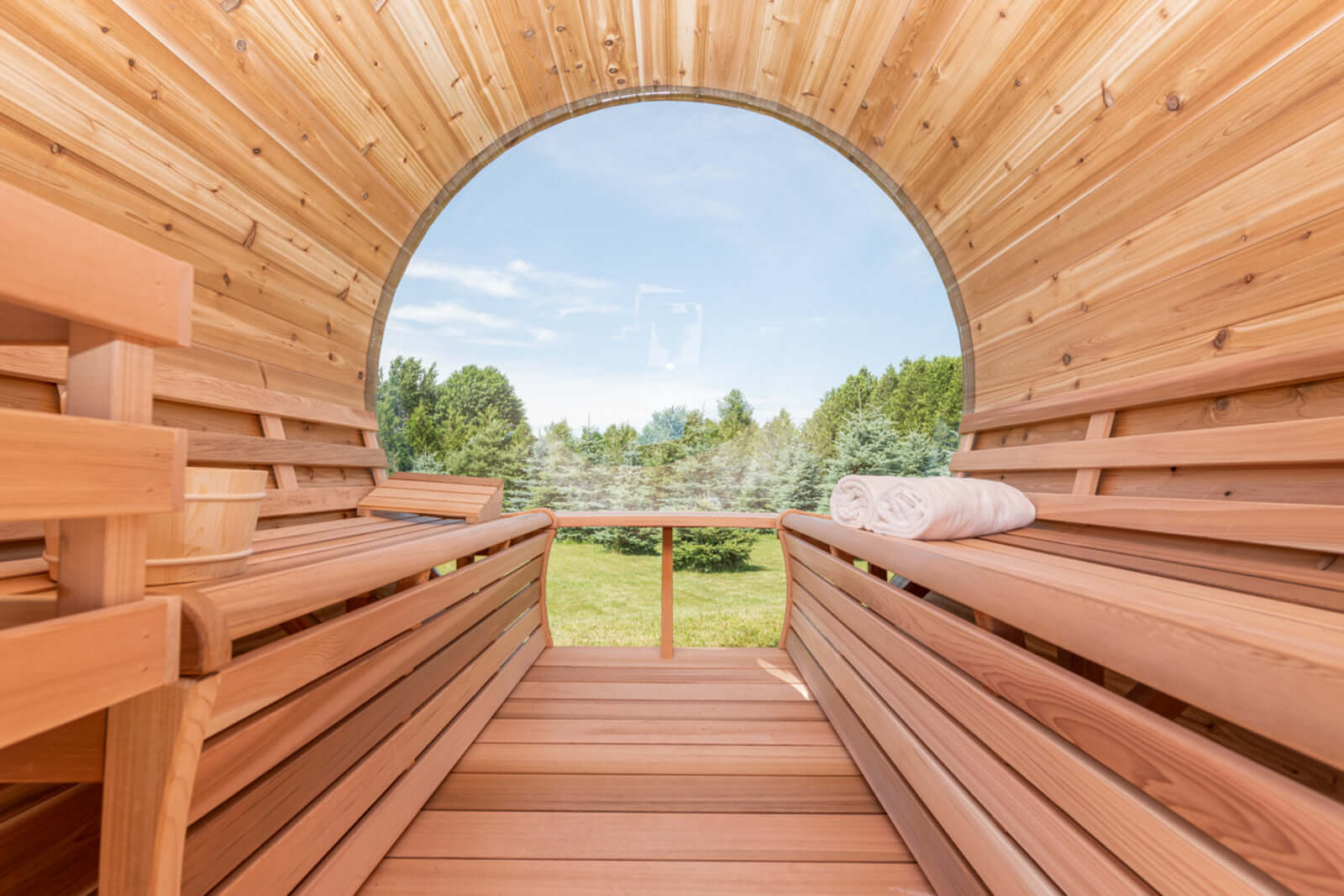 The SAUNA EVOLUTION Barrel Sauna Serenity Nature Air 4 is a natural oasis designed for relaxation and rejuvenation. Made from high-quality solid wood, this wooden sauna is the perfect way to connect with nature while enjoying the benefits of sauna therapy