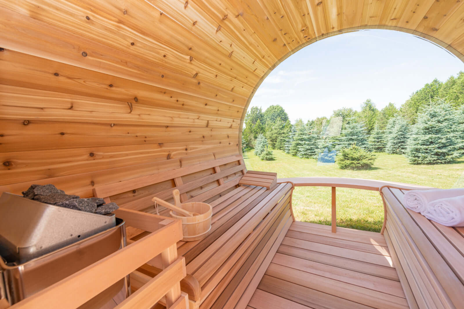 The SAUNA EVOLUTION Barrel Sauna Serenity Nature Air 4 is a natural oasis designed for relaxation and rejuvenation. Made from high-quality solid wood, this wooden sauna is the perfect way to connect with nature while enjoying the benefits of sauna therapy