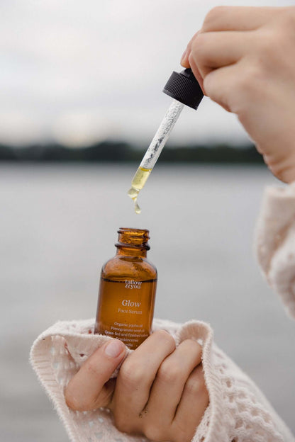 Jojoba oil; Pomegranate seed oil; Tallow; Frankincense; Vanilla Ingredients: This formula contains 100% grass-fed and finished beef tallow, including vitamins A, E, D, K, B12, omega fatty acids, palmitic, ascorbic and stearic acid, organic jojoba oil, pom