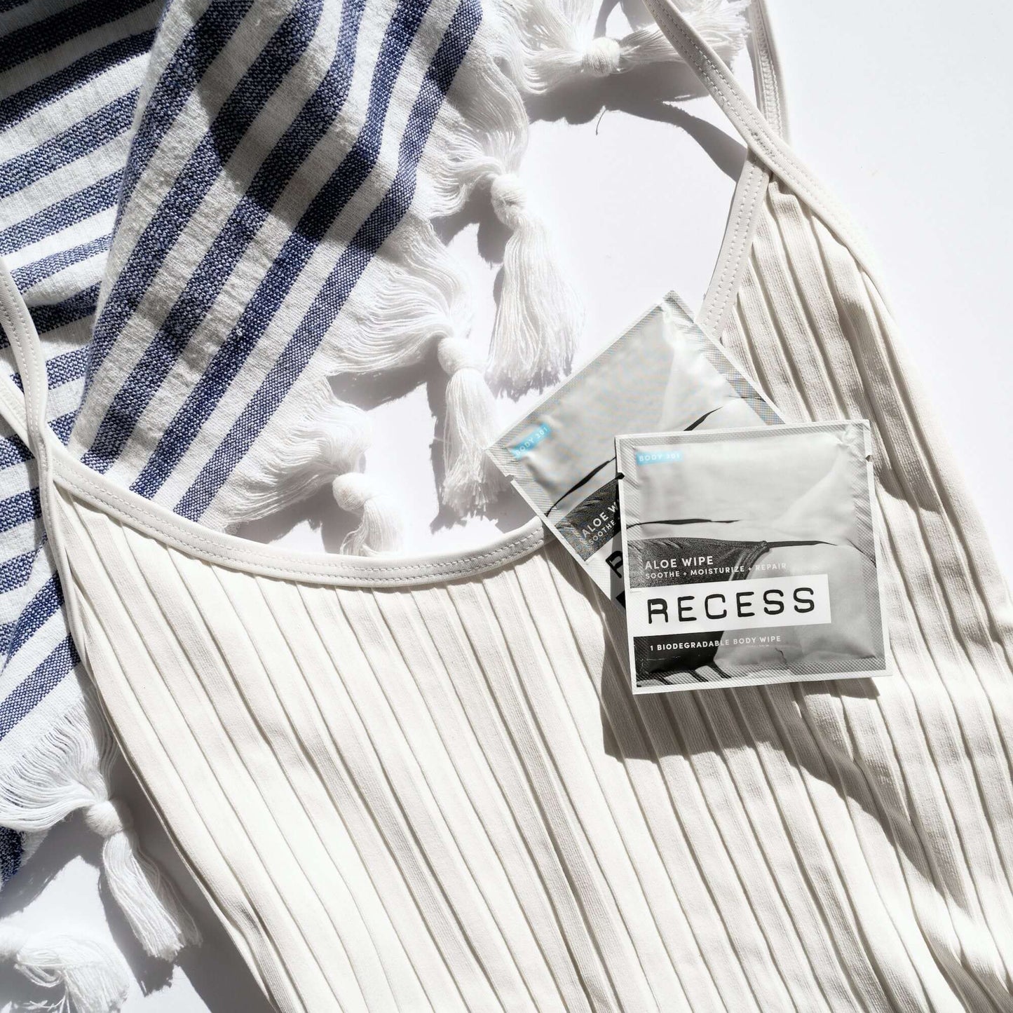 MAIN BENEFITReduces redness without the stinging. ADDITIONAL BENEFITSReduces redness.Soothes skin.No goopy gel.The first wipe dedicated to aloe for both face + body. Say ahhh.Soothe + Moisturize + RepairRECESS After Sun Aloe wipes soothe + moisturize sunb